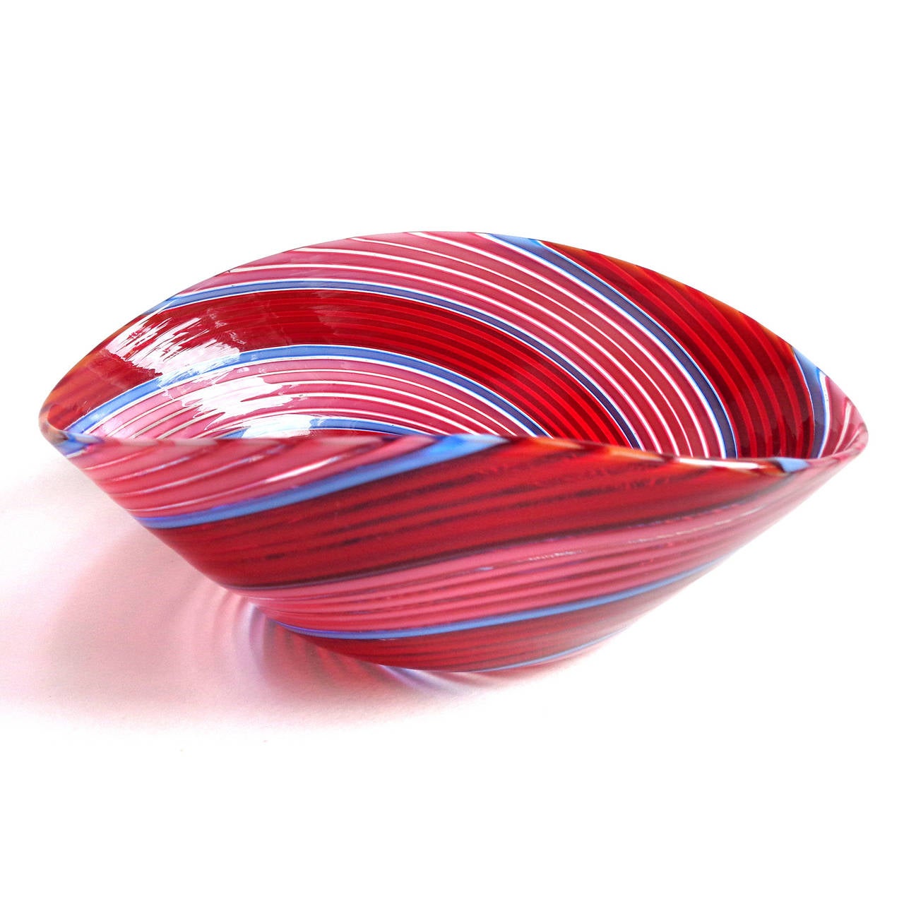 Beautiful vintage Murano hand blown red, pink and blue ribbons Italian art glass dish. Documented to designer Dino Martens for Aureliano Toso. The ribbons alternate, creating an optic pattern. Can be used as a display piece on any table. Use it as a