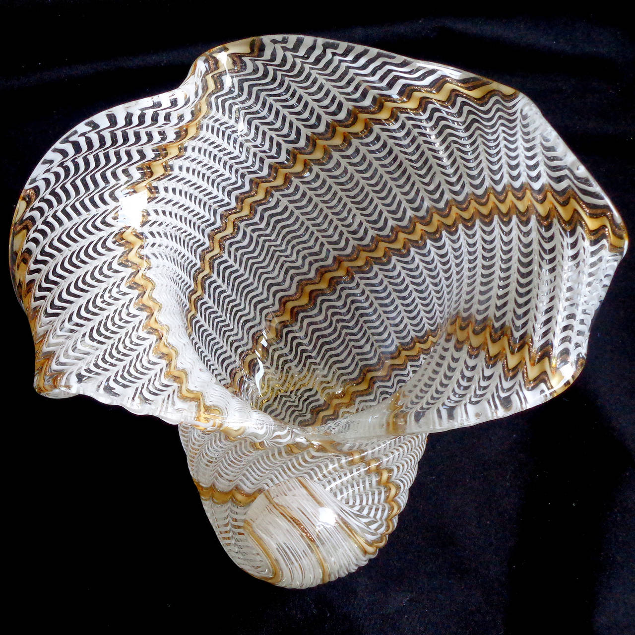 Hand-Crafted Dino Martens Aureliano Toso Murano Ribbons Italian Art Glass Seashell Bowl