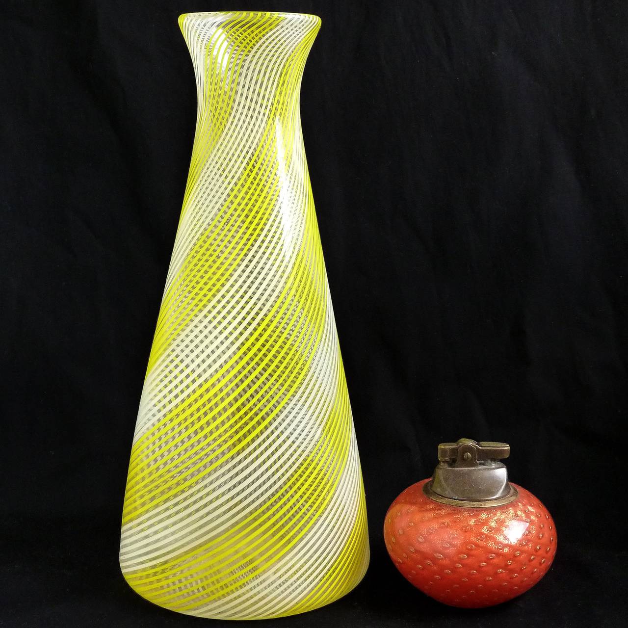Beautiful vintage Murano hand blown Filigrana yellow and white ribbons Italian art glass flower vase. Documented to designer Dino Martens for Aureliano Toso, model number 5558 and published in his book (see photo). Has a beautiful and classic shape.