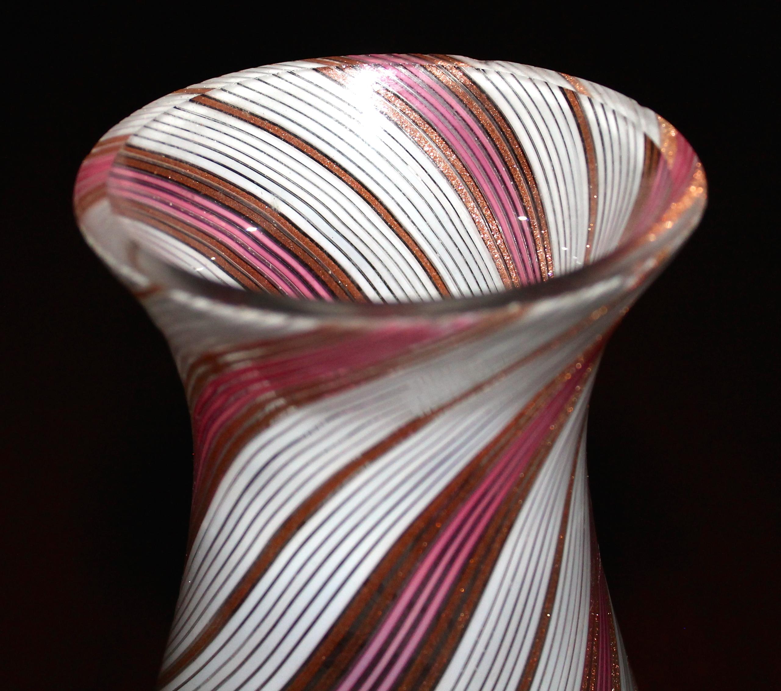 Nur die Vase aus Glas, die sich leicht in eine Lampe verwandeln lässt. Filigran in Rosa und Gold. Modell Nr. 6038 in den Archiven von Aureliano Toso. Mit einem Rest eines alten Papieretiketts. Bohrung im Boden.
