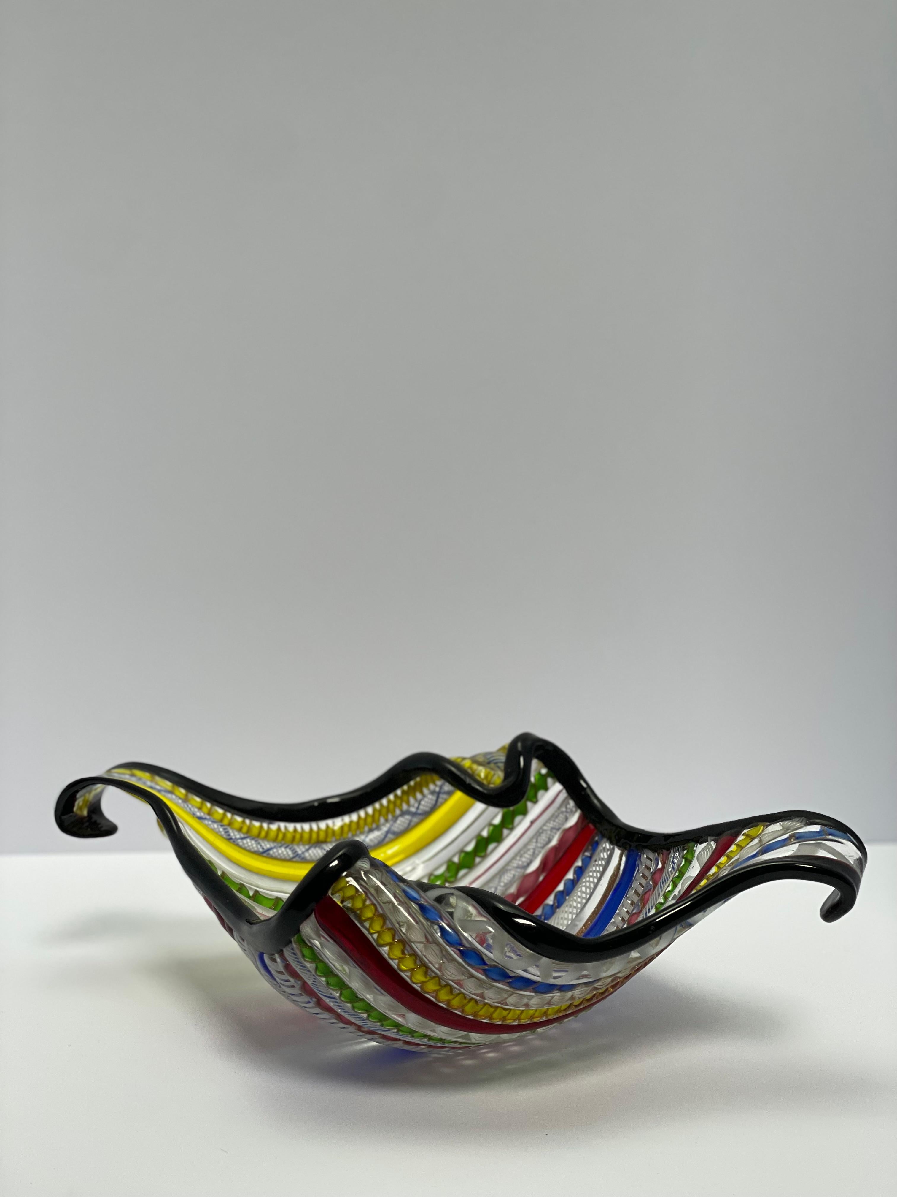 Diese atemberaubende venezianische Murano-Schale aus Italien aus der Zeit um 1950 ist in dem kühnen, ausdrucksstarken Stil von Dino Martens und AVEM gefertigt. Mit seinen komplizierten Latticino- und Zanfirico-Arbeiten in einer auffälligen