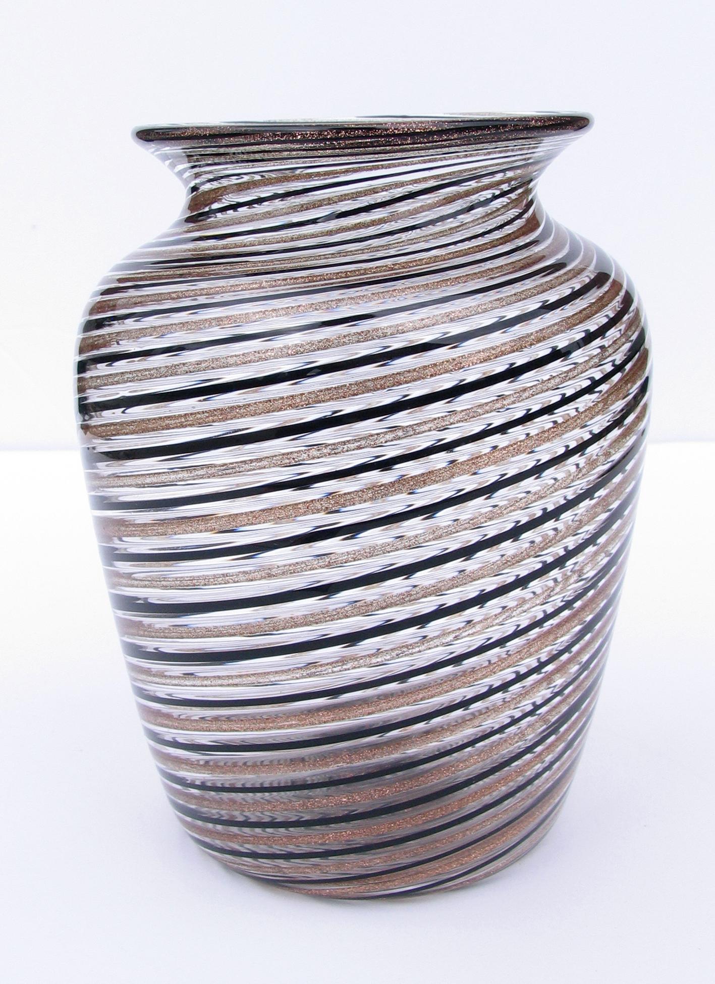 Mid-Century Modern Dino Martens Vase en verre filigrana Mezza en cuivre et aventurine en vente