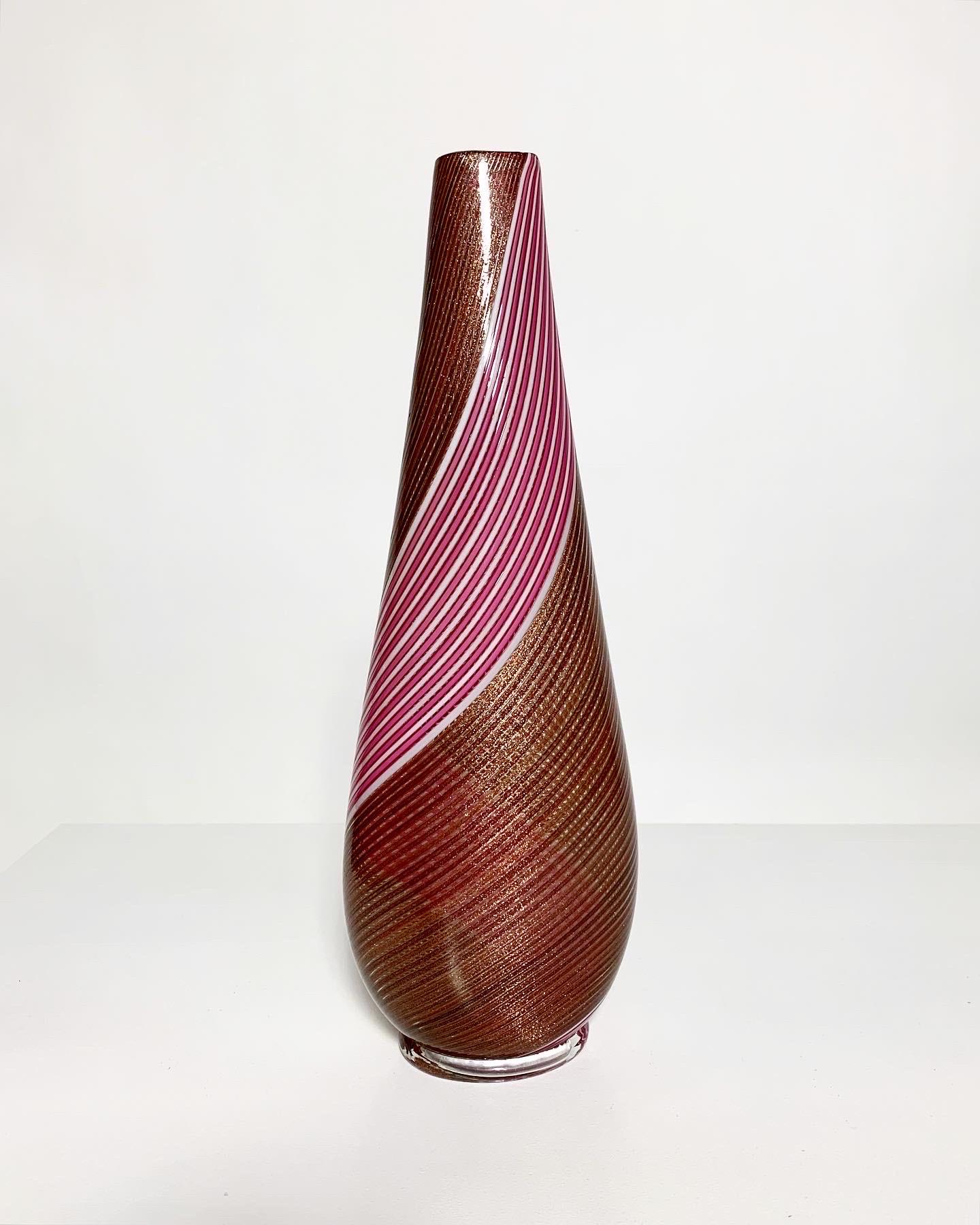 Rare vase en filigrane de Dino Martens dans une rare combinaison de couleurs rose et blanc avec des paillettes de bronze, soufflé à la bouche pour la Vetreria Aureliano Toso en 1954.

Le modèle porte le numéro 5831, la technique est appelée