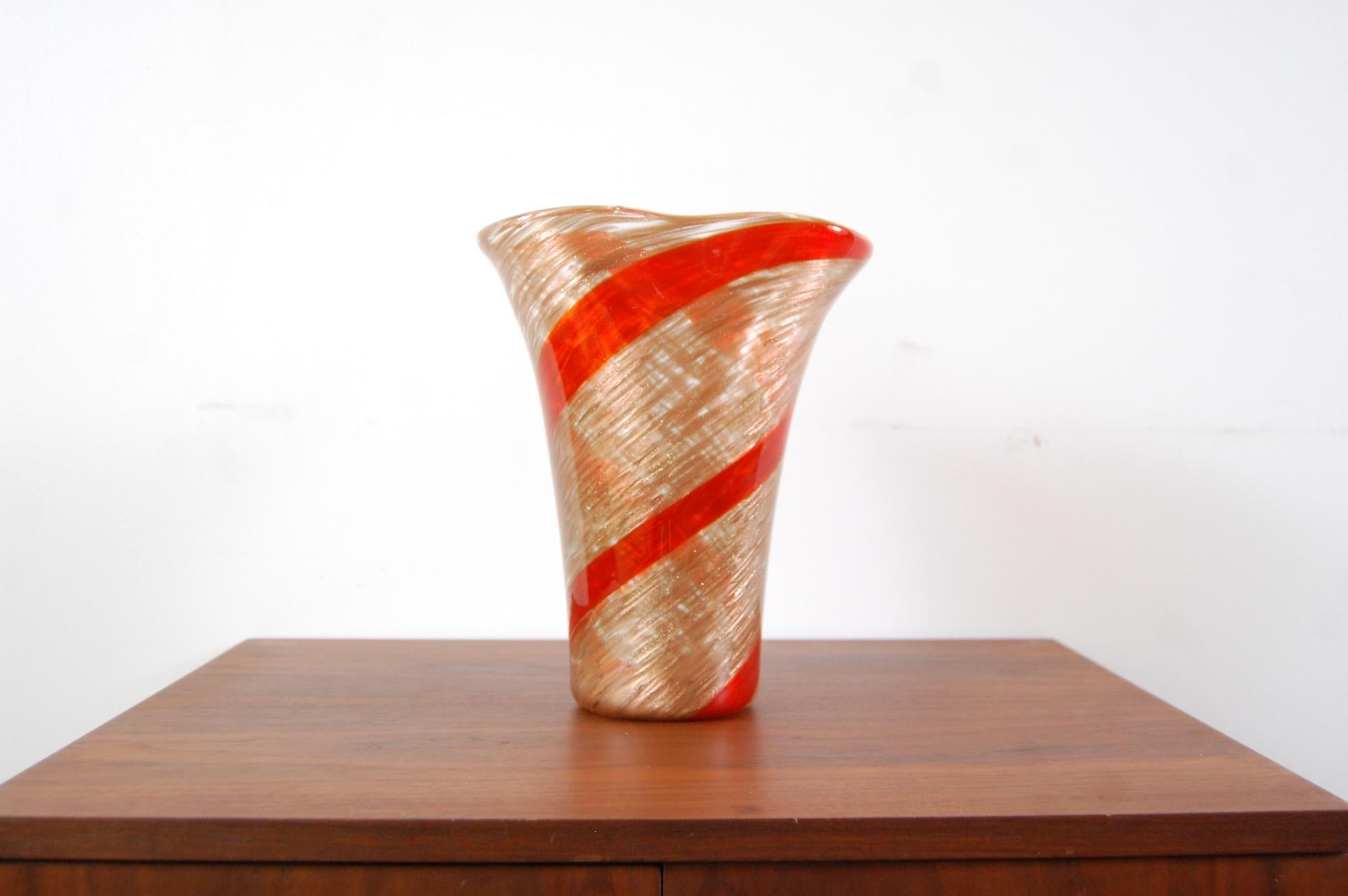Dino Martens for Aureliano Toso Murano art glass vase, circa 1950. Measures: Stands 11 1/4