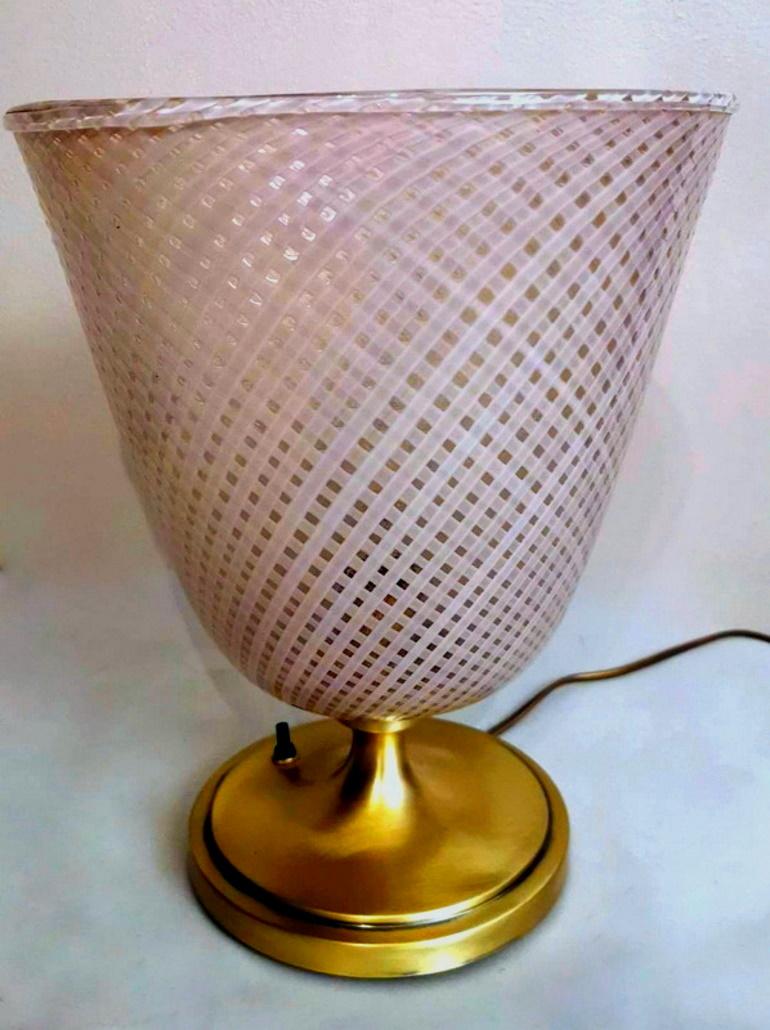 We kindly suggest you read the whole description, because with it we try to give you detailed technical and historical information to guarantee the authenticity of our objects.
Elegant and particular table lamp in Murano glass from the color light
