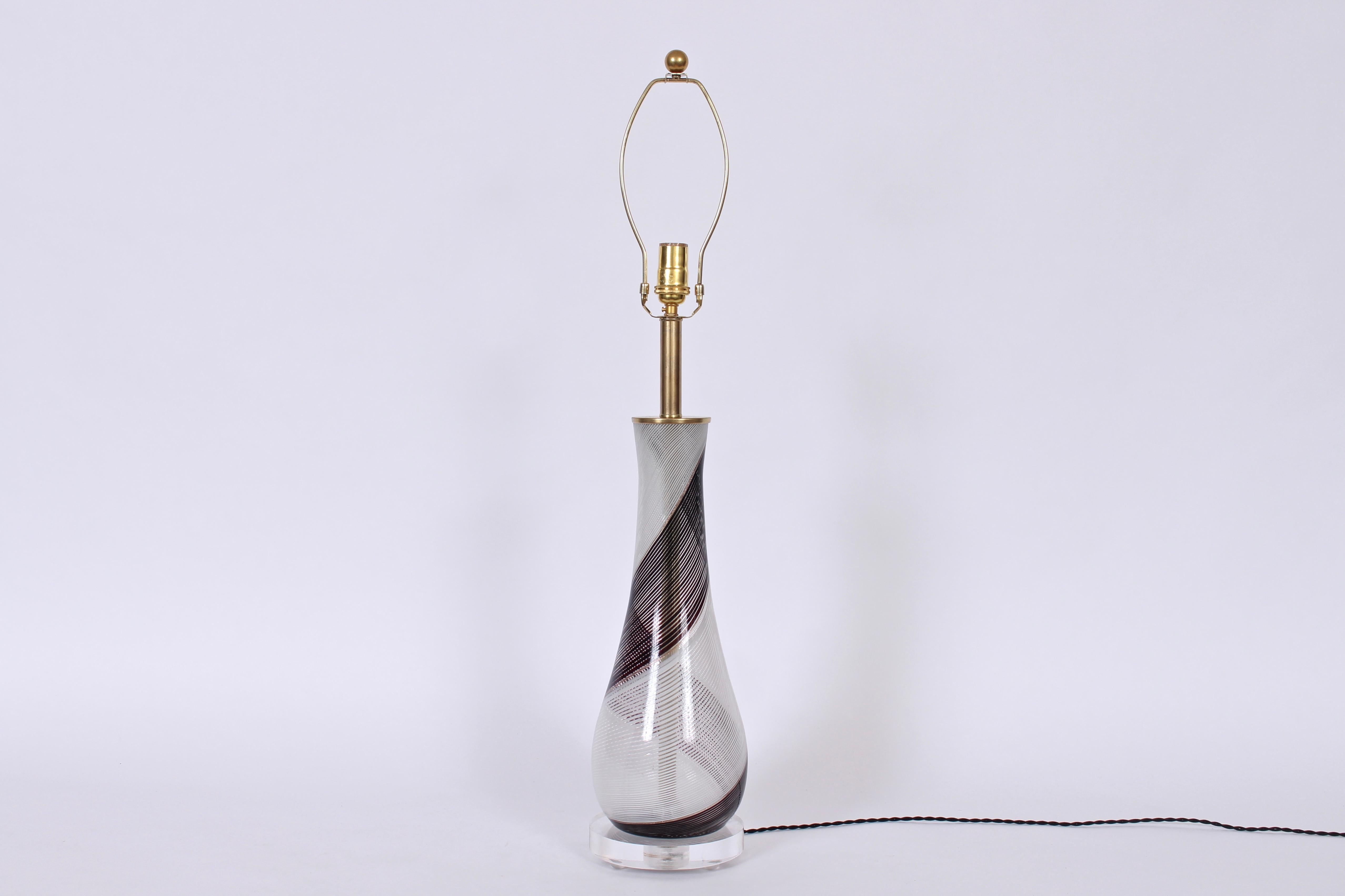 Grande lampe de table en verre d'art italien de Murano soufflé à la main par Dino Martens pour Aureliano Toso, années 1950. Whiting, une forme de vase transparent avec des rubans de filigrane noir et blanc et de l'aventurine cuivrée sur une base