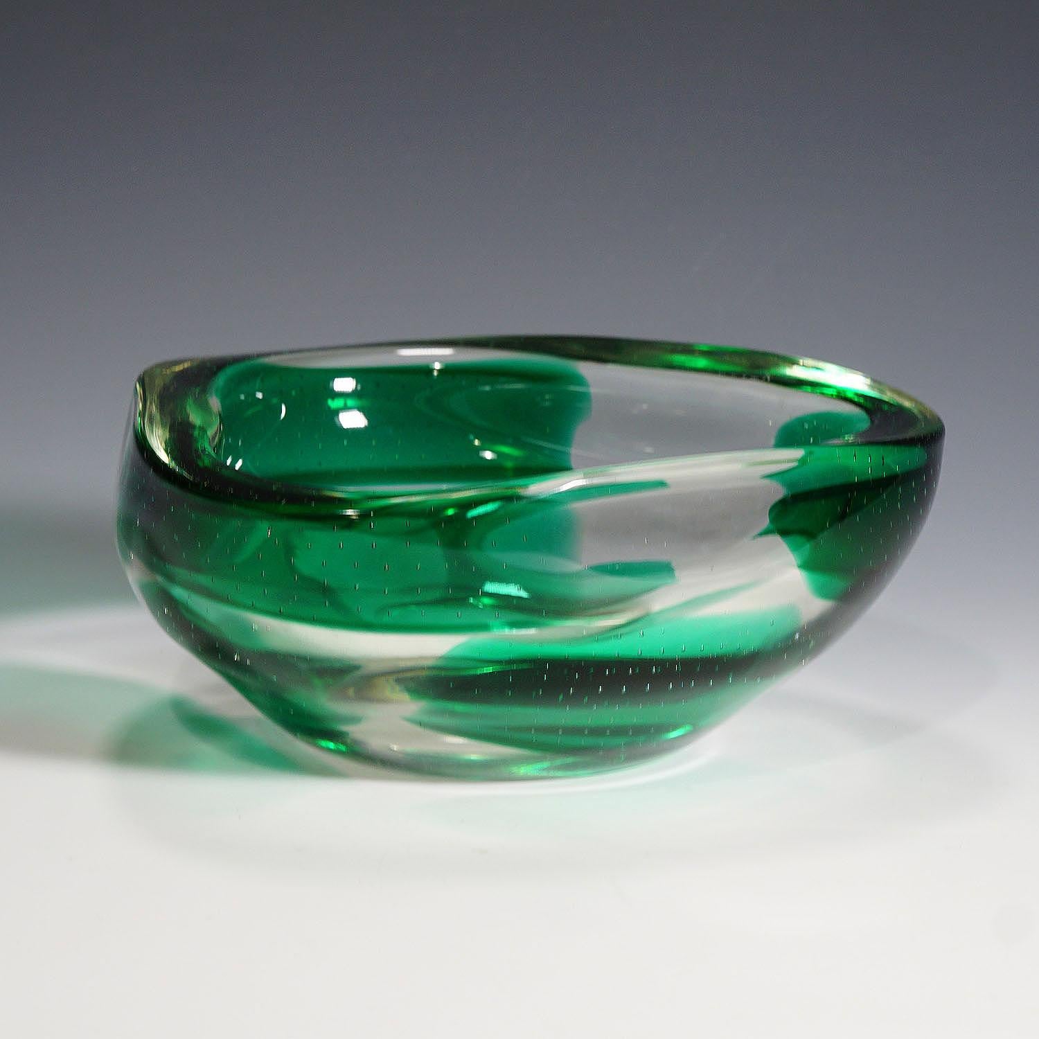 Eine große venezianische Sommerso-Glasschale, entworfen von Dino Martens und hergestellt von Aureliano Toso in den 1940er Jahren. Dickes klares Glas mit rechteckigen grünen Flecken und Blasenbereichen.

Maße: Höhe 8,6 cm (3,39