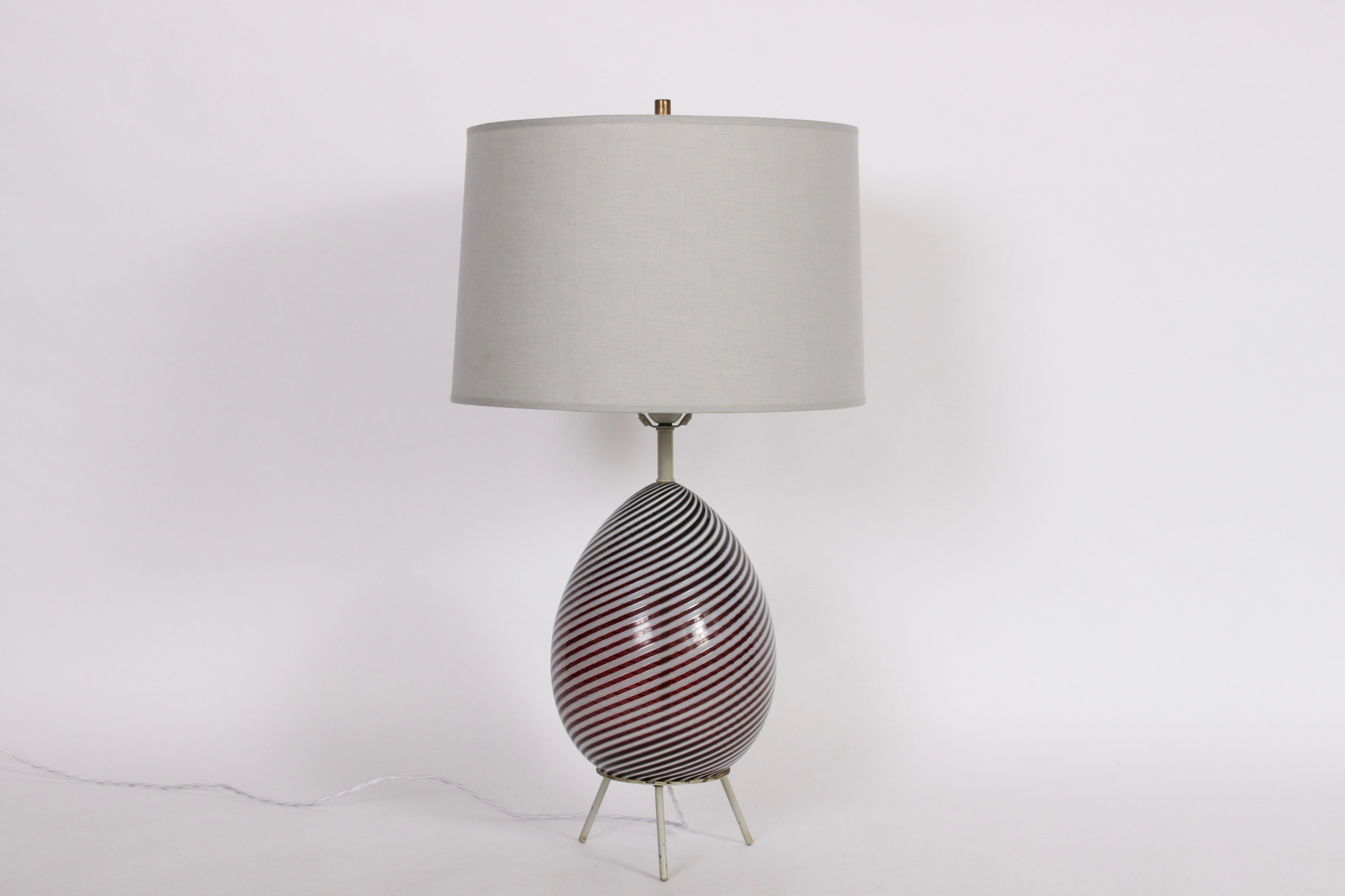 Dino Martens pour Aureliano Toso - Lampe de bureau tourbillon « Egg » en forme de canneberge sur socle tripode en vente 2