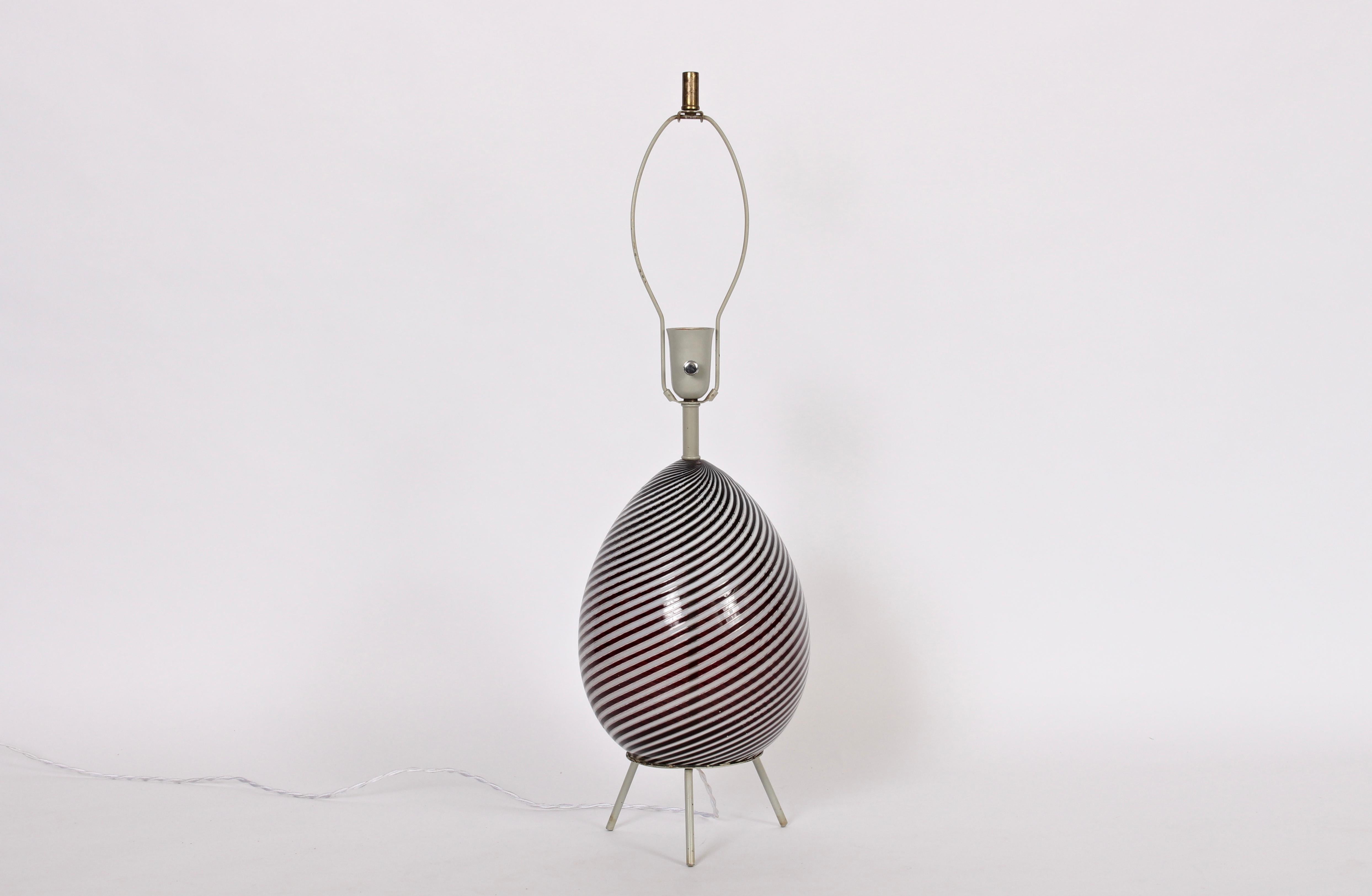 Dino Martens für Aureliano Toso Preiselbeerfarbene „“Egg“-Tischlampe auf Dreibein-Sockel (Moderne der Mitte des Jahrhunderts) im Angebot
