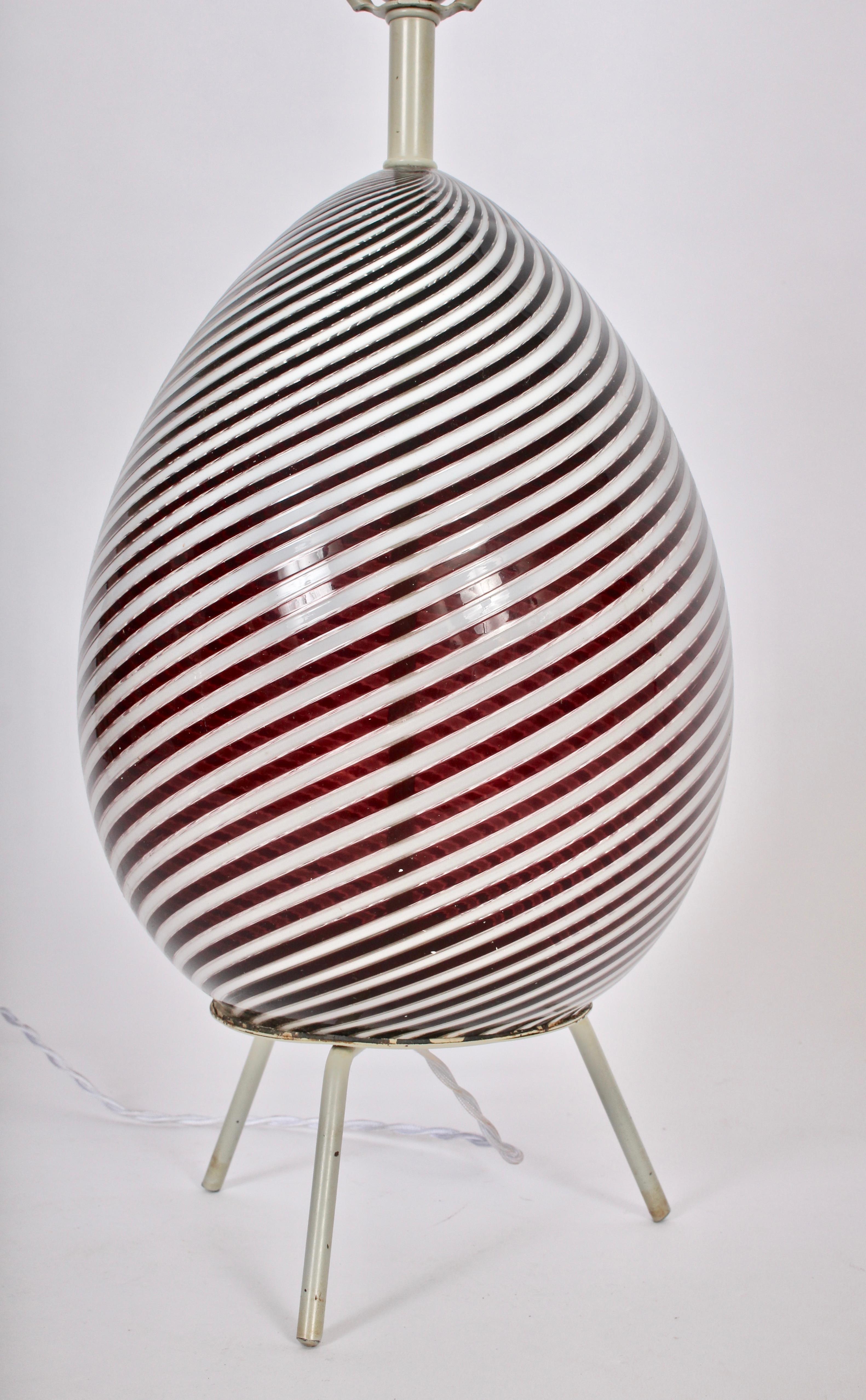 Dino Martens für Aureliano Toso Preiselbeerfarbene „“Egg“-Tischlampe auf Dreibein-Sockel (Emailliert) im Angebot