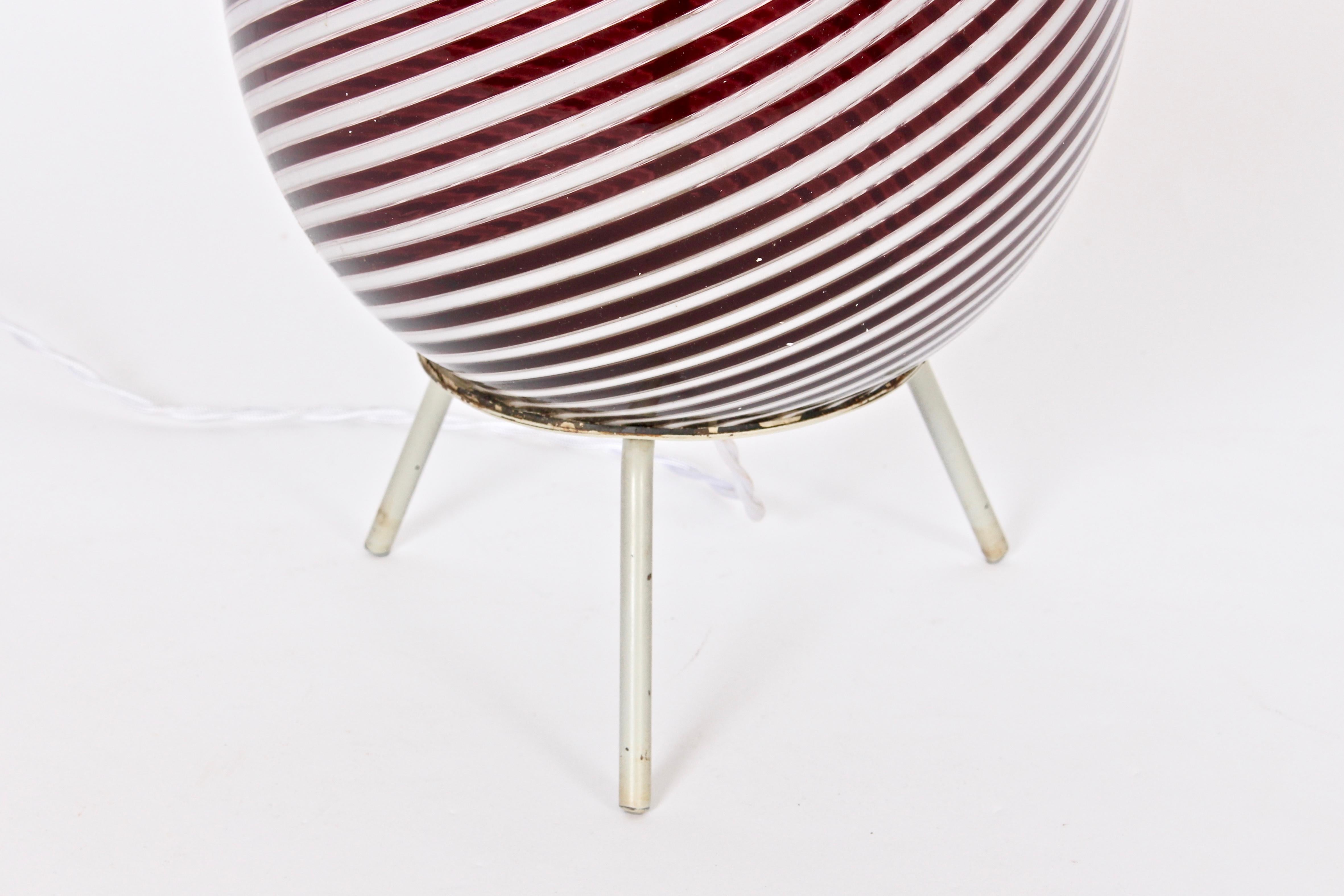 Dino Martens pour Aureliano Toso - Lampe de bureau tourbillon « Egg » en forme de canneberge sur socle tripode Bon état - En vente à Bainbridge, NY