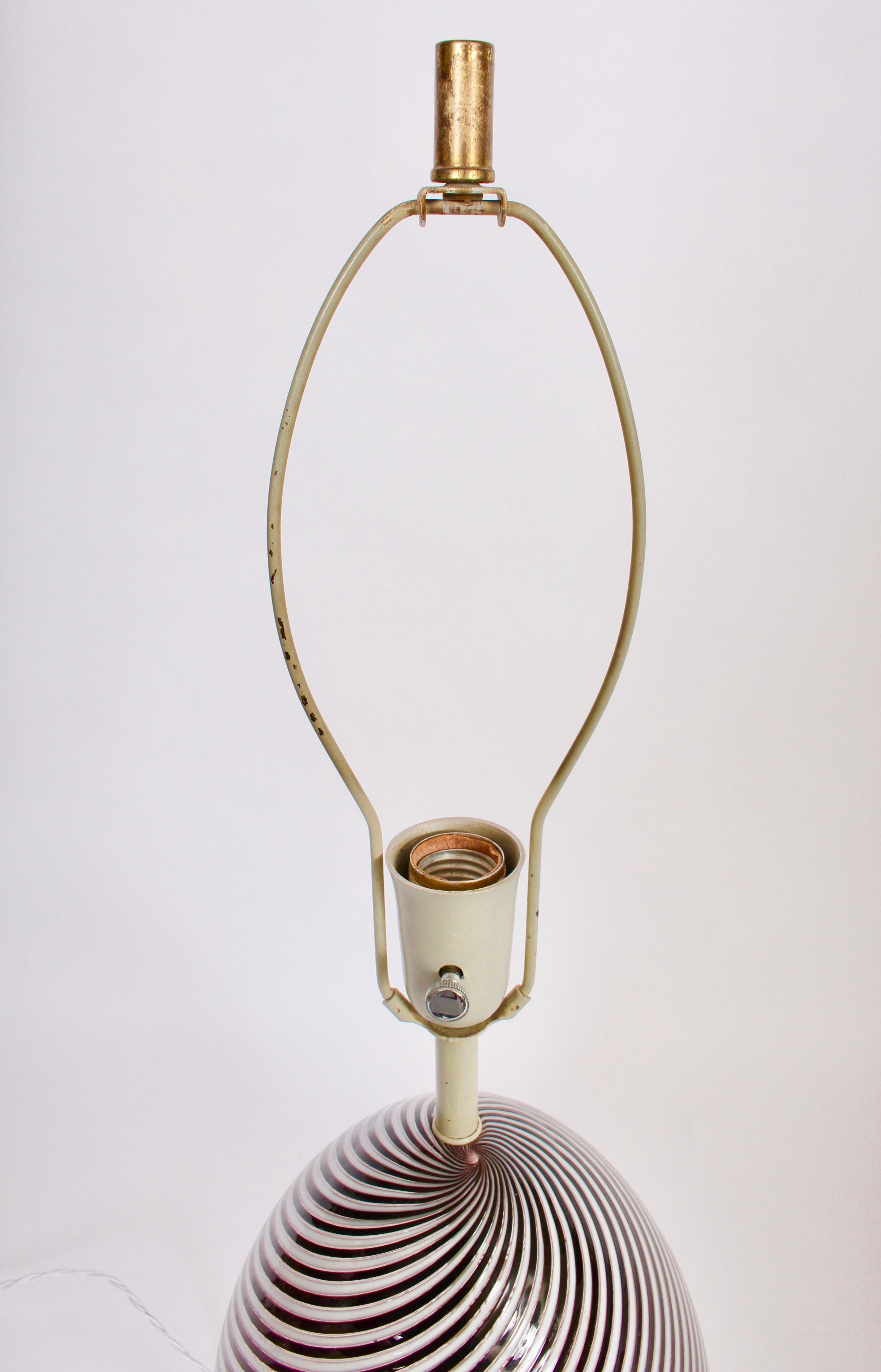 Dino Martens pour Aureliano Toso - Lampe de bureau tourbillon « Egg » en forme de canneberge sur socle tripode en vente 1