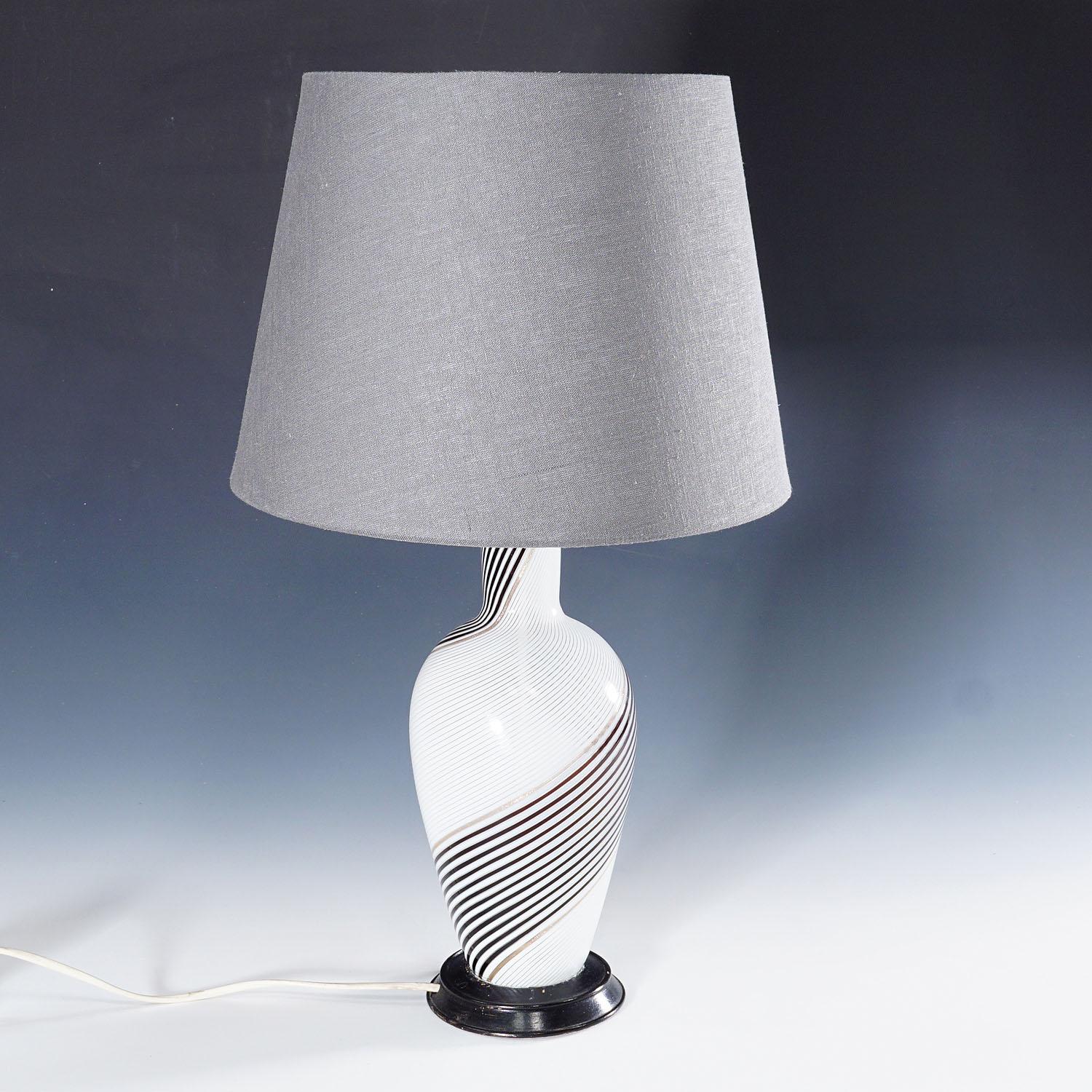 Dino Martens para Aureliano Toso Lámpara de cristal filigranado ca. 1950

Lámpara vintage de cristal artístico de Murano diseñada por Dino Martens y fabricada por Aureliano Toso en Italia Murano en la década de 1950. La base de la lámpara está