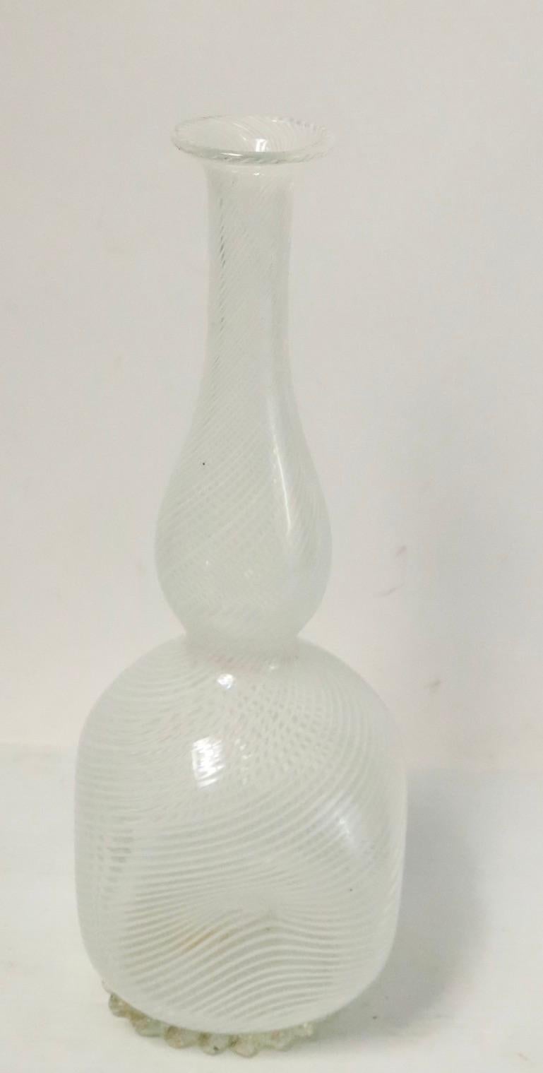 Eccezionale vaso Dino Martens Mazza Filigrana per Aureliano Toso. Questo esemplare è in eccellenti condizioni originali, privo di danni.