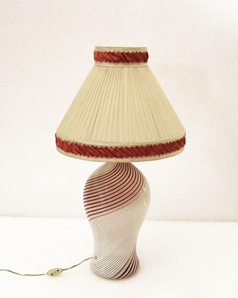 Dino Martens for Aureliano Toso Murano table lamp from the 1950s.
In blown glass, half filigree in the colors white, red and aventurine.
Original lampshade and electrical system, Aureliano Toso label on the bottom.
In excellent condition.