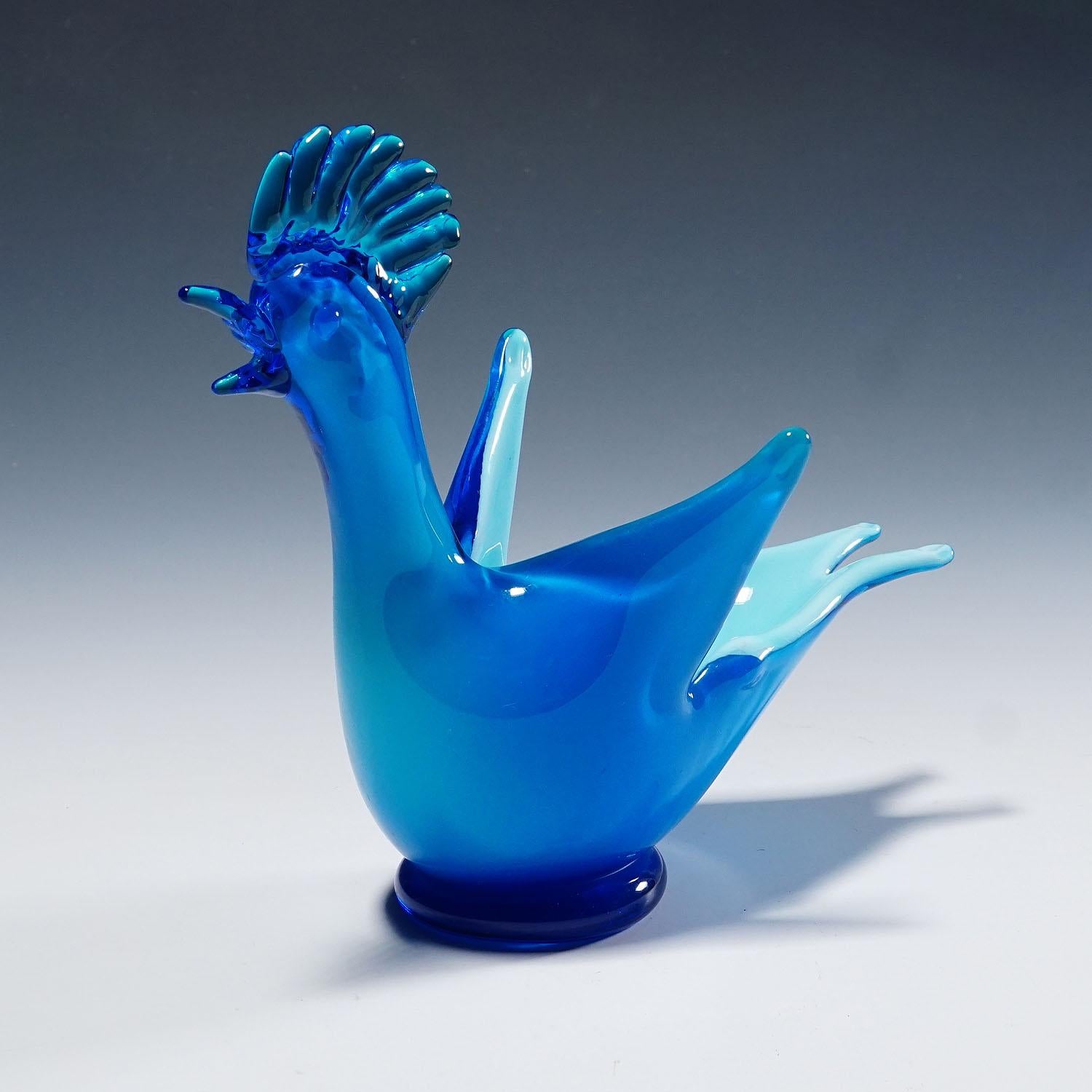 Dino Martens per Aureliano Toso Scultura di gallo 1952

Vaso d'epoca in vetro artistico di Murano raffigurante un gallo, disegnato da Dino Martens e prodotto da Aureliano Toso in Italia, a Murano, negli anni Cinquanta. La scultura è realizzata in