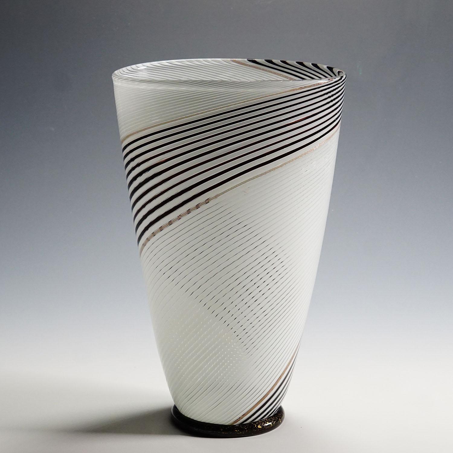 Dino Martens for Aureliano Toso vase in Filigree Glass ca. 1950s

A large Murano art glass vase designed by Dino Martens and manufactured by Aureliano Toso in Italy Murano in the 1950s. The vase is executed in white, aventurin and black filigree