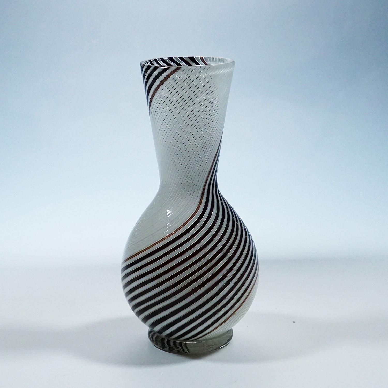 Vaso in vetro filigranato di Dino Martens per Aureliano Toso, 1950 ca.

Vaso vintage in vetro artistico di Murano disegnato da Dino Martens e prodotto da Aureliano Toso in Italia a Murano negli anni '50. Il vaso è realizzato in vetro bianco,