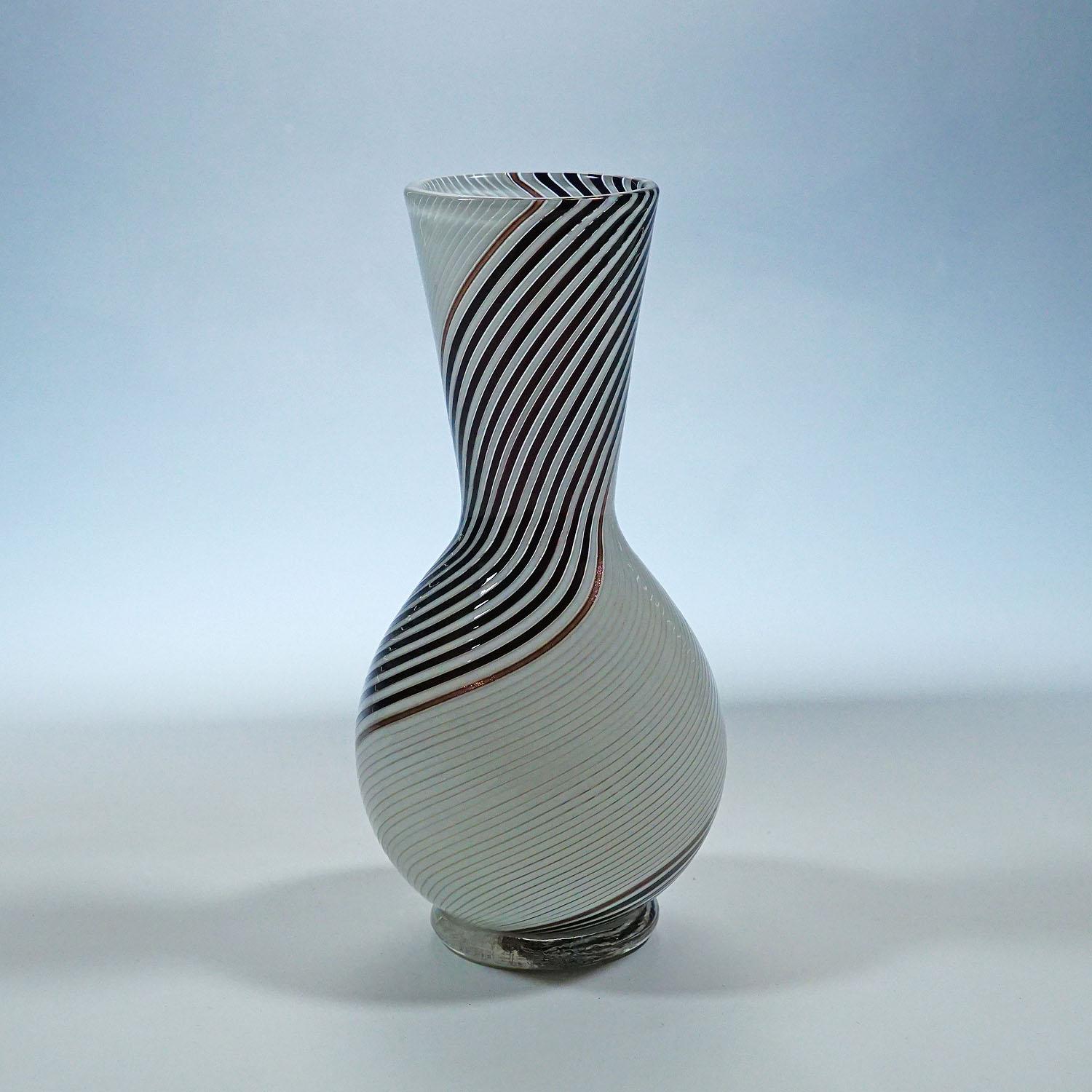 Italiano Vaso in vetro filigranato di Dino Martens per Aureliano Toso, 1950 ca. in vendita