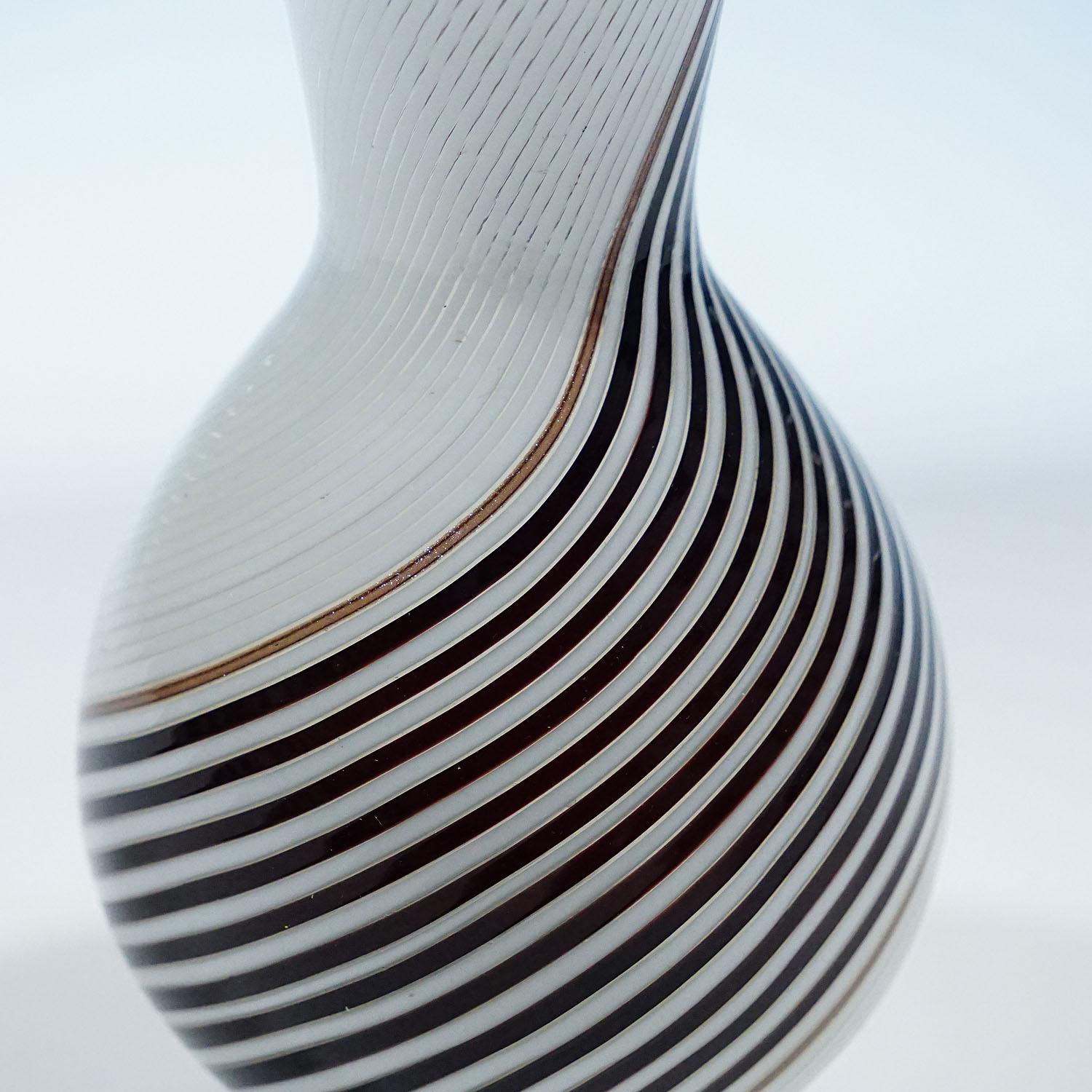 Metà XX secolo Vaso in vetro filigranato di Dino Martens per Aureliano Toso, 1950 ca. in vendita
