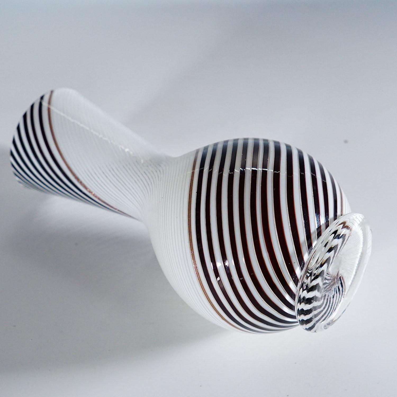 Vetro artistico Vaso in vetro filigranato di Dino Martens per Aureliano Toso, 1950 ca. in vendita