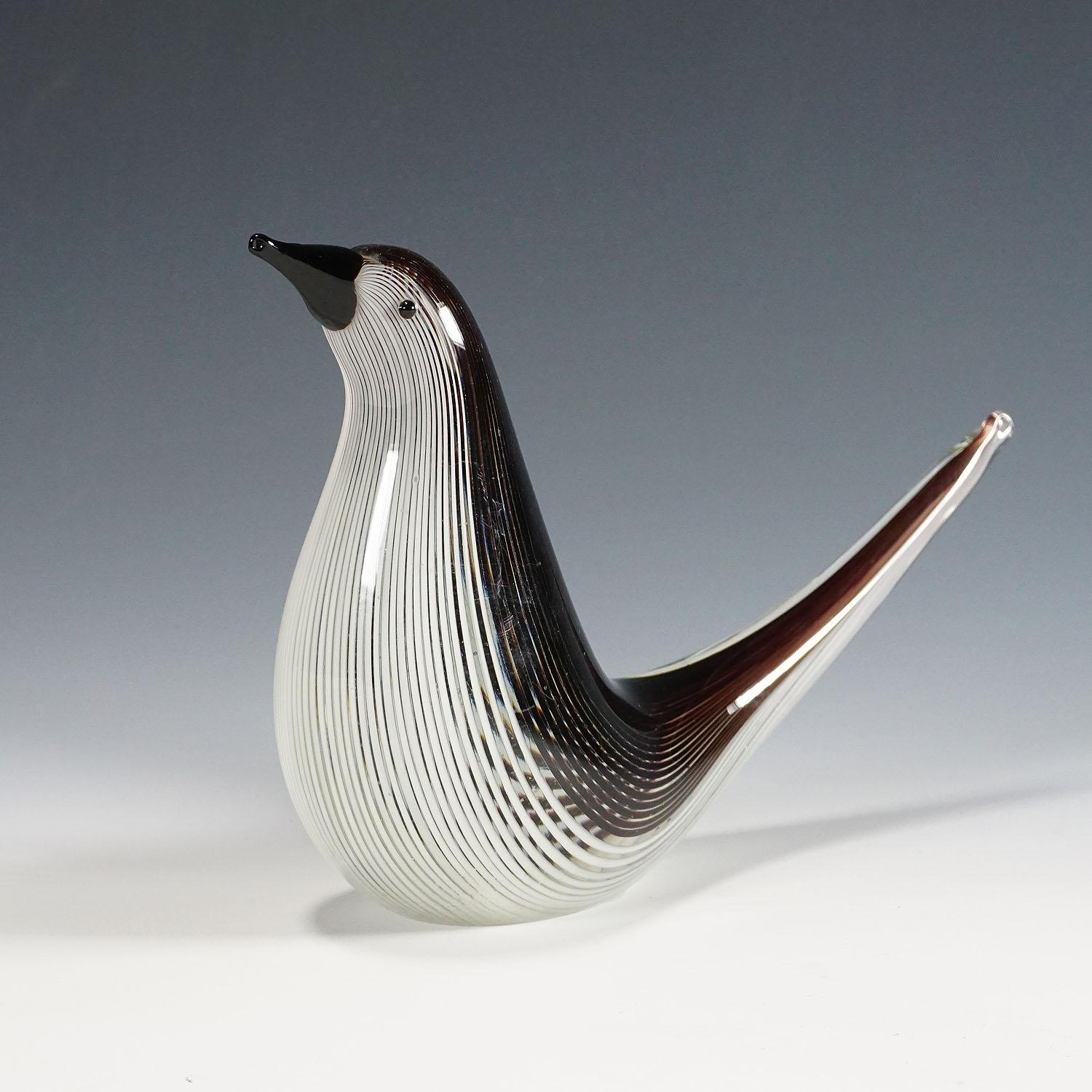 A nice waterbird designed by dino martens and manufactured by Aureliano Toso Italy Murano in the 1950ties. Executed in white and black filigree 