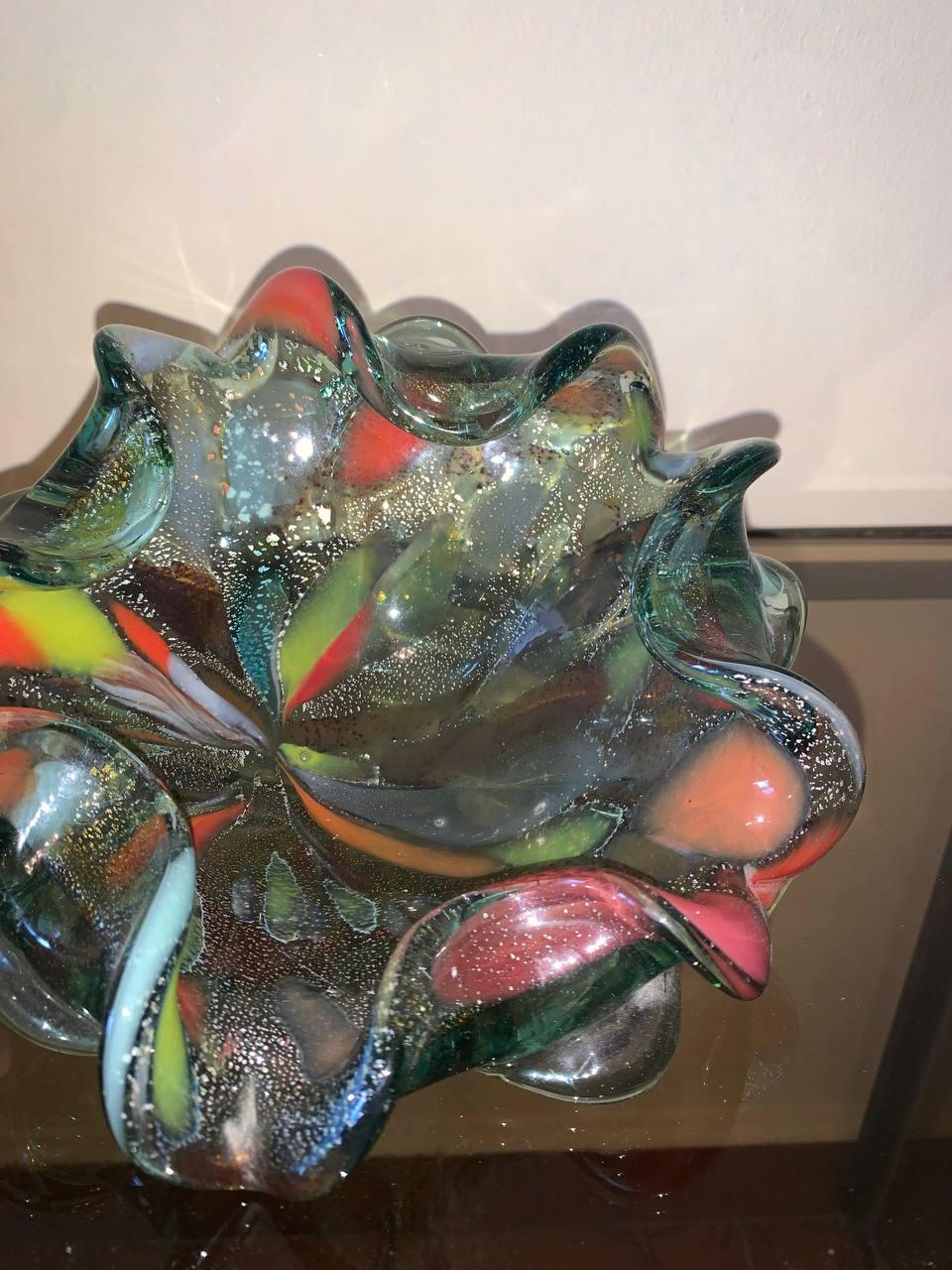 Wunderschöne 'Tutti Frutti' Schale oder Aschenbecher, wahrscheinlich von Dino Martens für AVEM (Muranian Glass Art).
Murano, Italien.
Die wunderbaren Farben des transparenten weiß-türkisen Muranoglases mit Orange, Weiß, Gelb, Braun, Gold und Silber