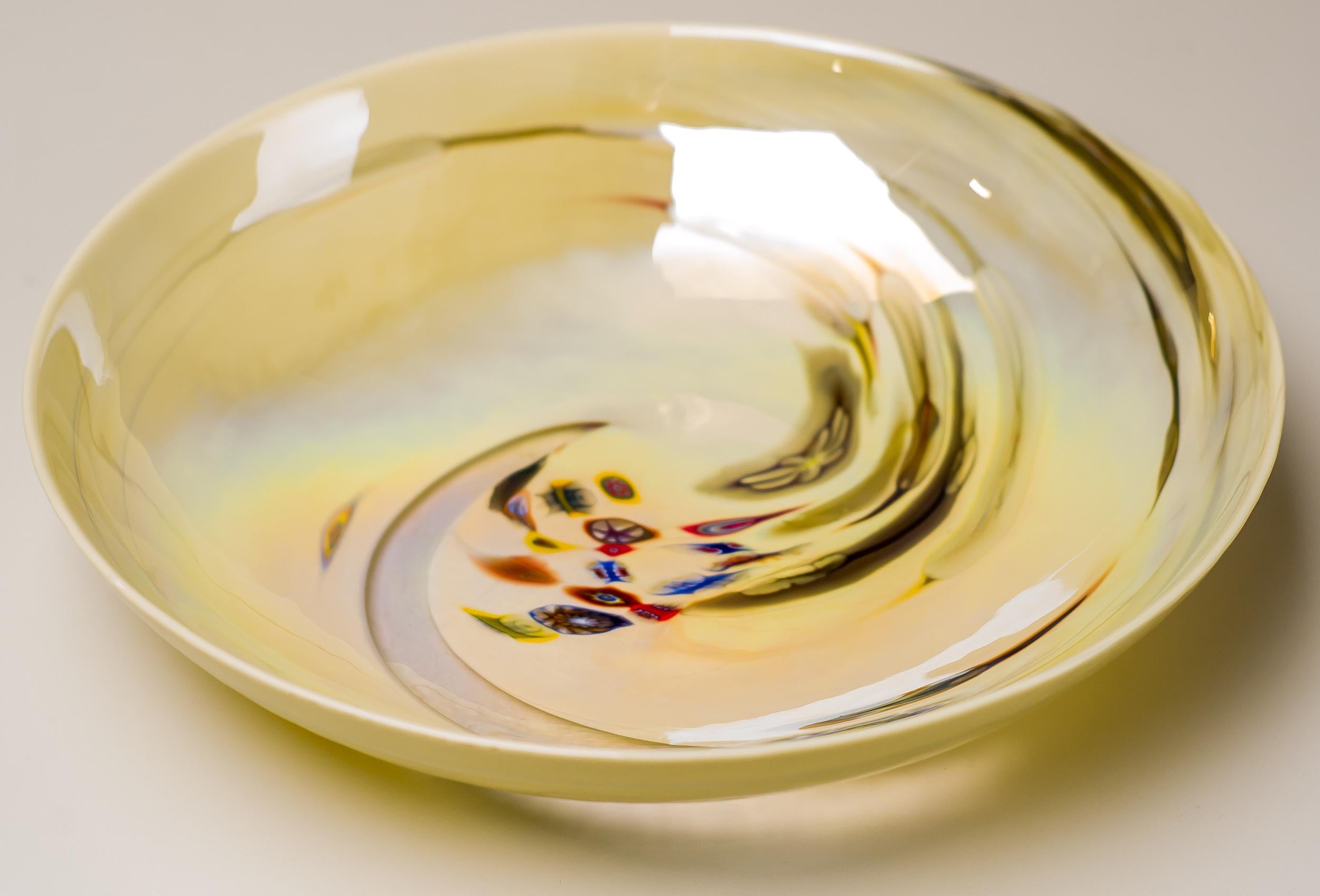 Impressionnant grand bol fait de verre clair et coloré en spirale et de murrines colorées.
Gravure ; Dino Martens, A. Toso, Murano.

Né à Venise en 1894, Dino Martens a étudié la peinture et le design à l'Accademia di Belle Art à Rome. Artiste de