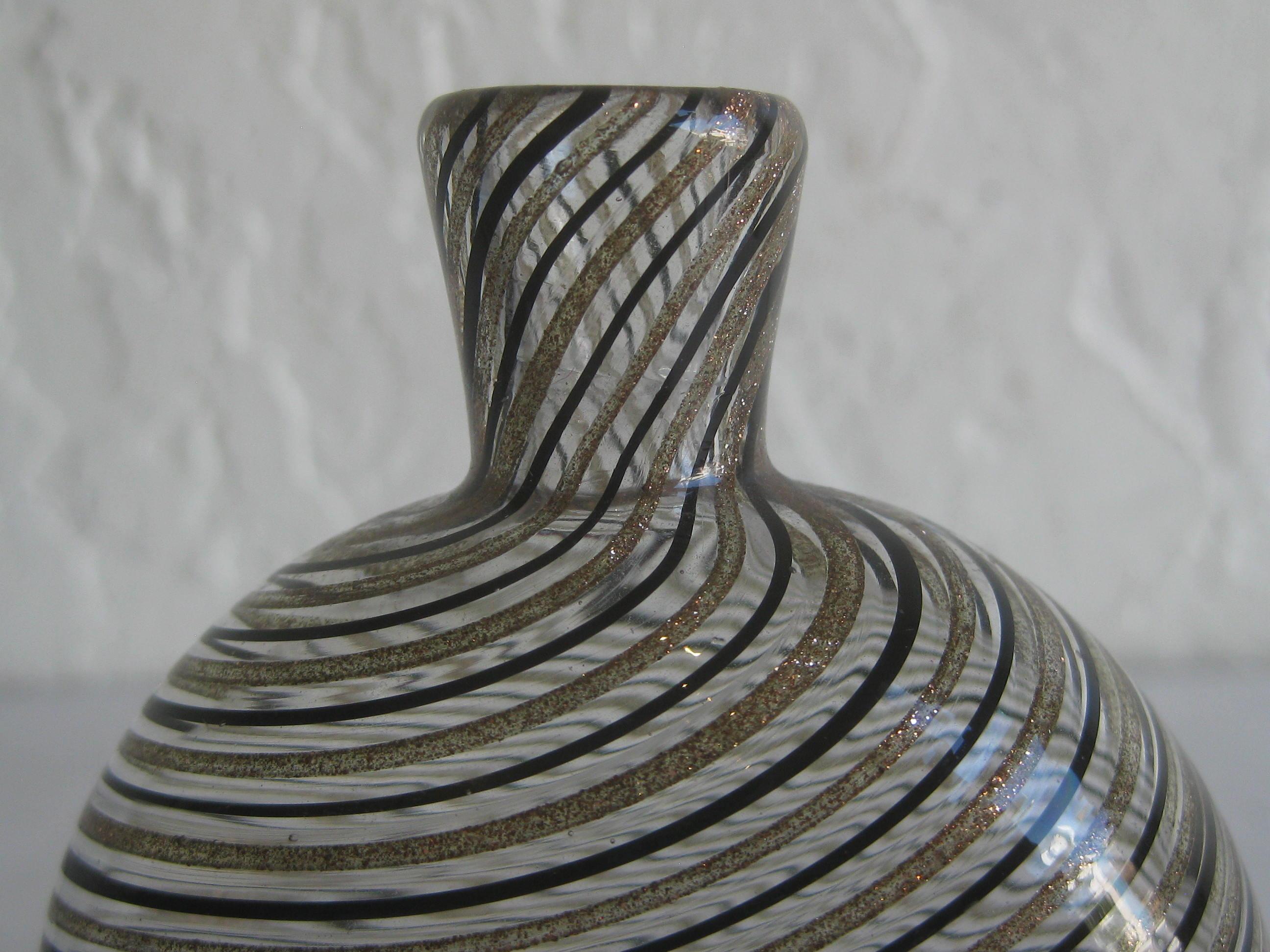 Große modernistische Dino Martens Mezza Filigrana Gold und schwarz Canes Murano Kunstglas Vase. Großartige Form und Gestalt. Die Farben sind phantastisch. Maße: 3 3/4