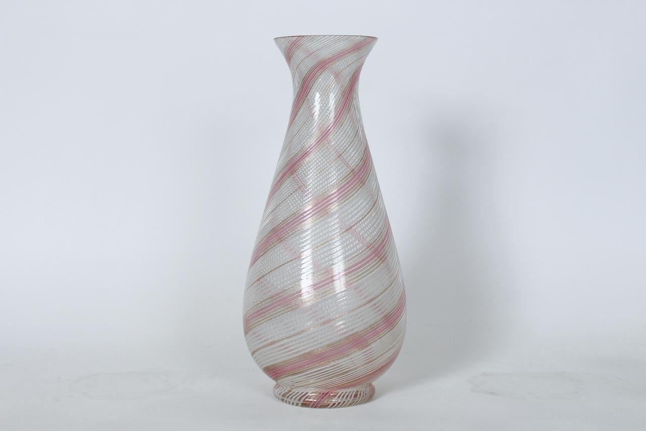 Vase en verre de Murano rose, blanc et cuivre de Dino Murano pour Aureliano Toso. Ce vase en forme de poire, soufflé à la main, est doté d'un sommet évasé, de rubans en spirale en aventurine mezza filigrana rose, blanche et or rose (cuivre), qui