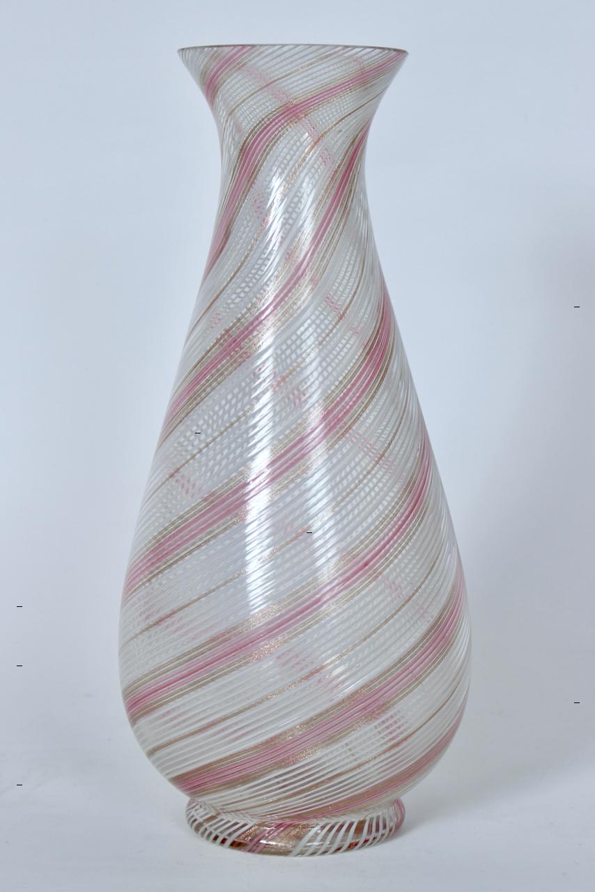 italien Dino Martens Mezza Filigrana vase de Murano rose, blanc et or rose, années 1950 en vente