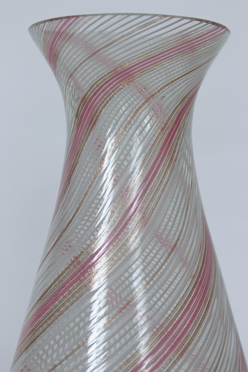 Verre de Murano Dino Martens Mezza Filigrana vase de Murano rose, blanc et or rose, années 1950 en vente