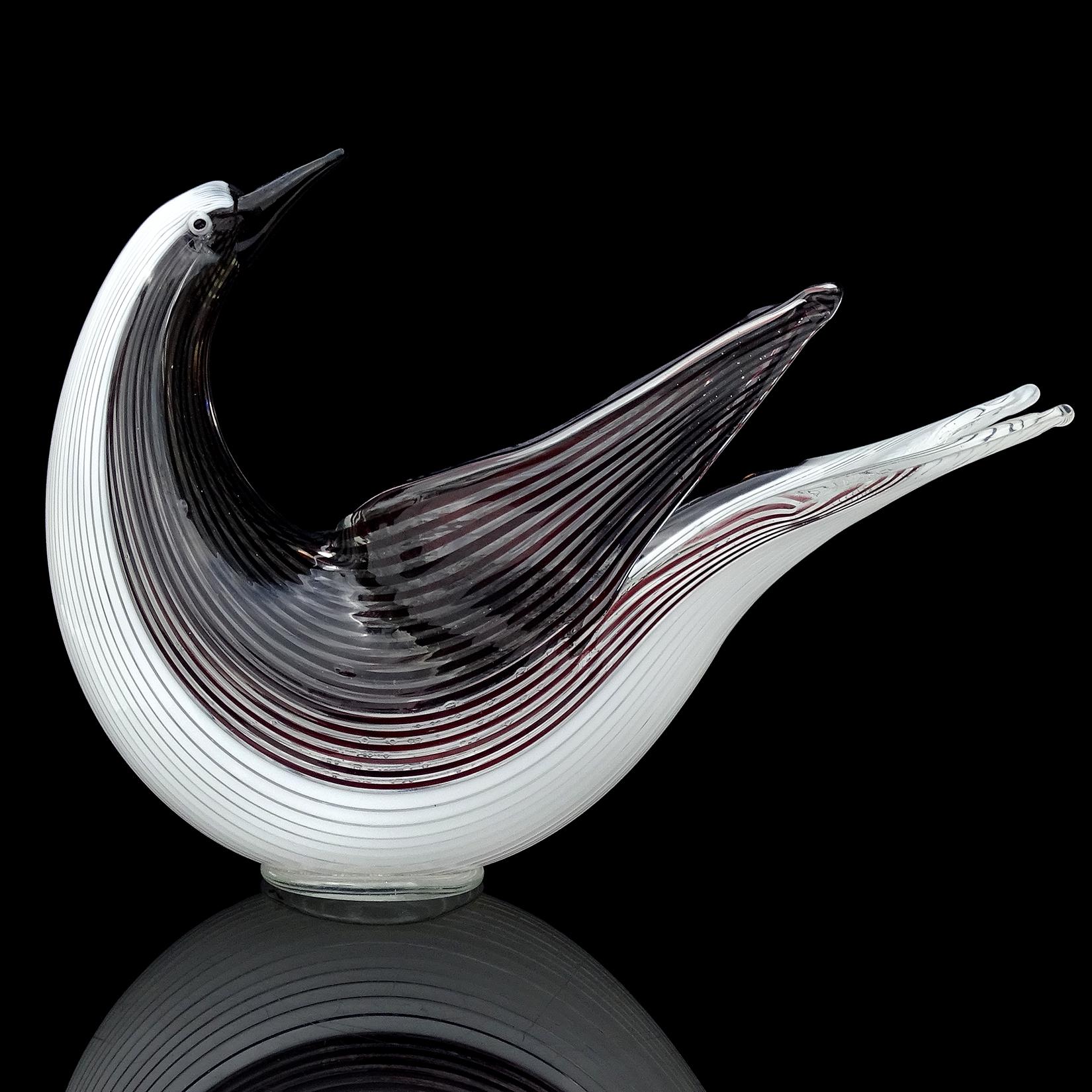 Beautiful vintage Murano hand blown black and white ribbons Italian art glass bird bowl / sculpture. Documented to designer Dino Martens for Aureliano Toso, and published in his book, circa 1952. Model number 5109, in a 