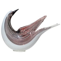 Bol en forme d’oiseau sculptural en verre d'art italien de Murano avec rubans noirs et blancs de Dino Martens