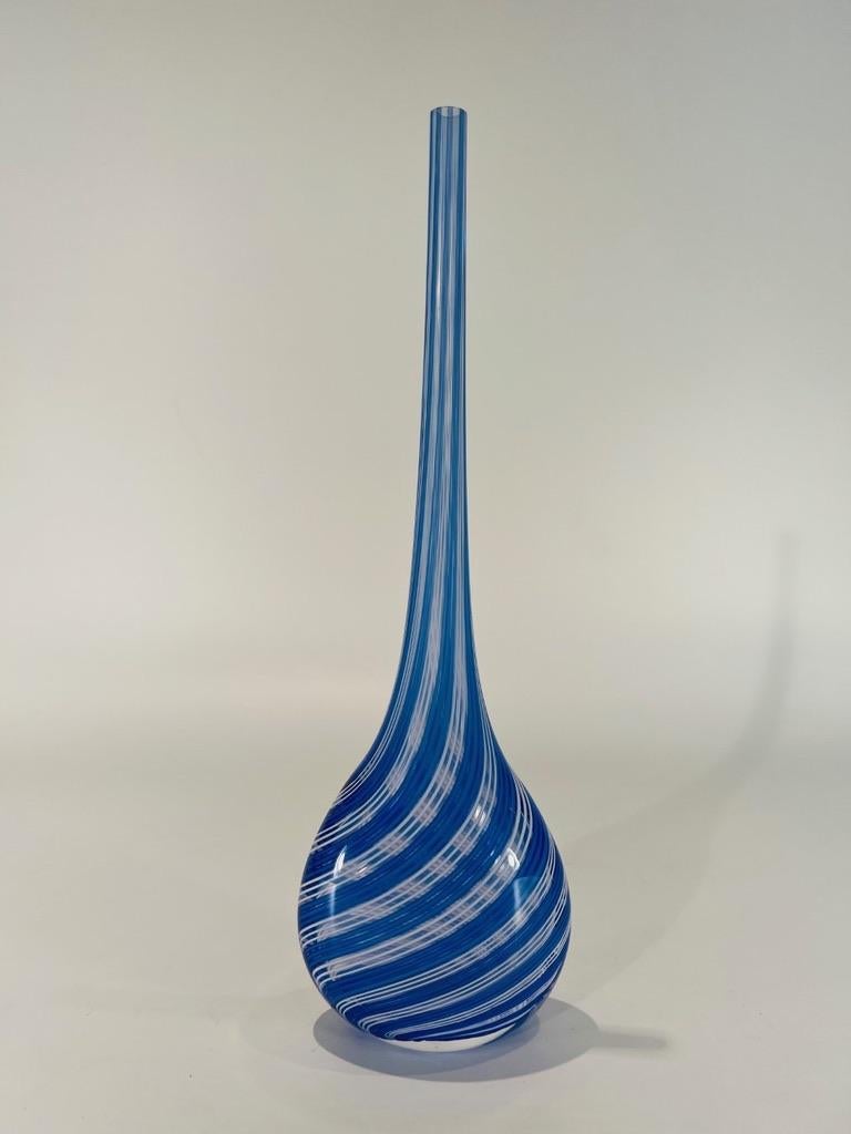 Incroyable vase en verre de Murano bleu et blanc, datant de 1950.