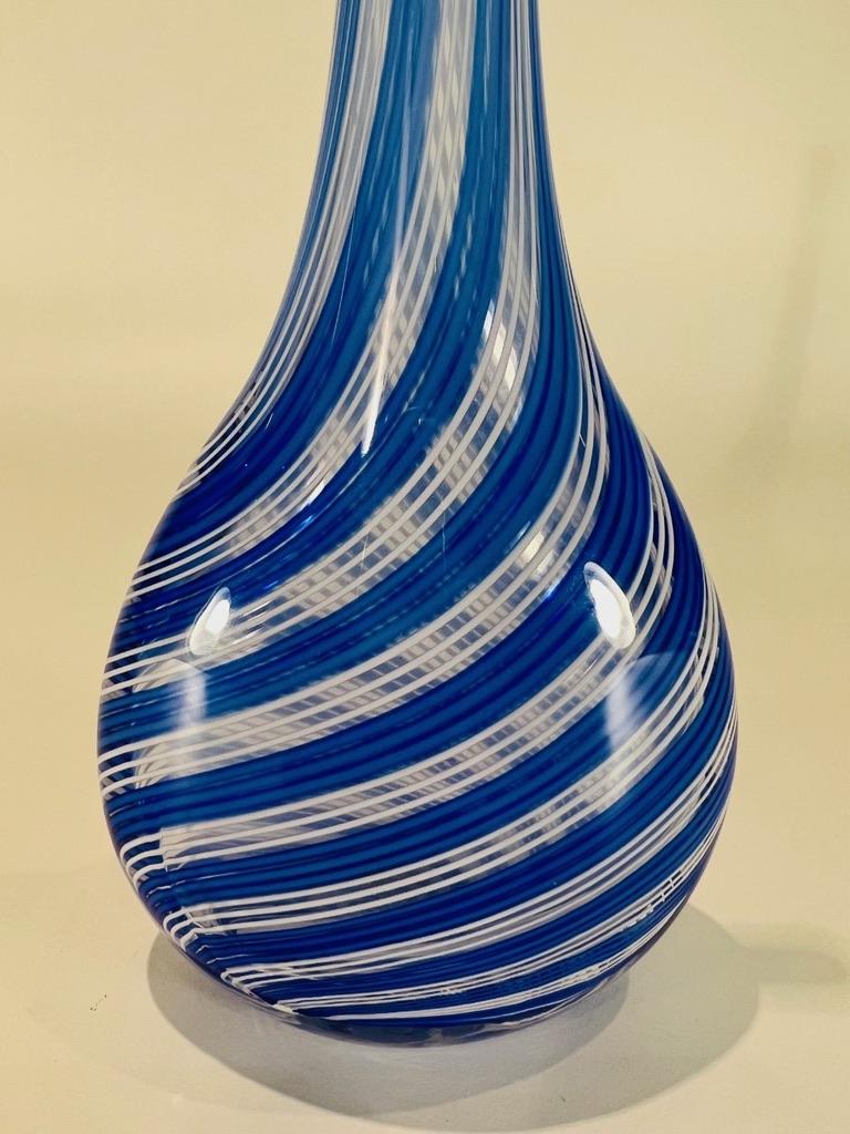 italien Dino Martens - Vase en verre de Murano bleu et blanc, circa 1950 en vente