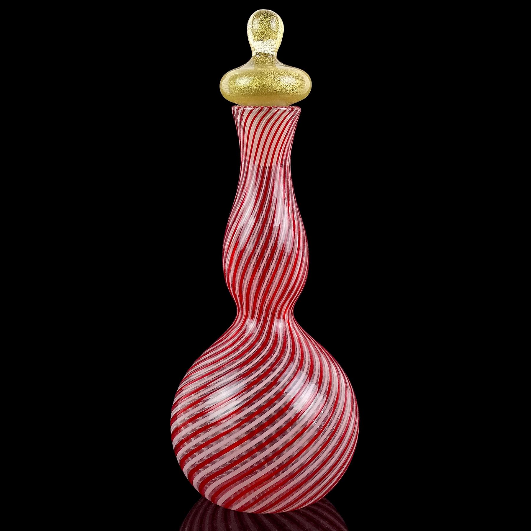 Magnifique décanteur vintage Murano soufflé à la main, rouge et blanc, avec des mouchetures d'or. Carafe pour bouteille Genie en verre d'art italien. Documenté au designer Dino Martens pour Aureliano Toso. Une pièce similaire est présentée sur le