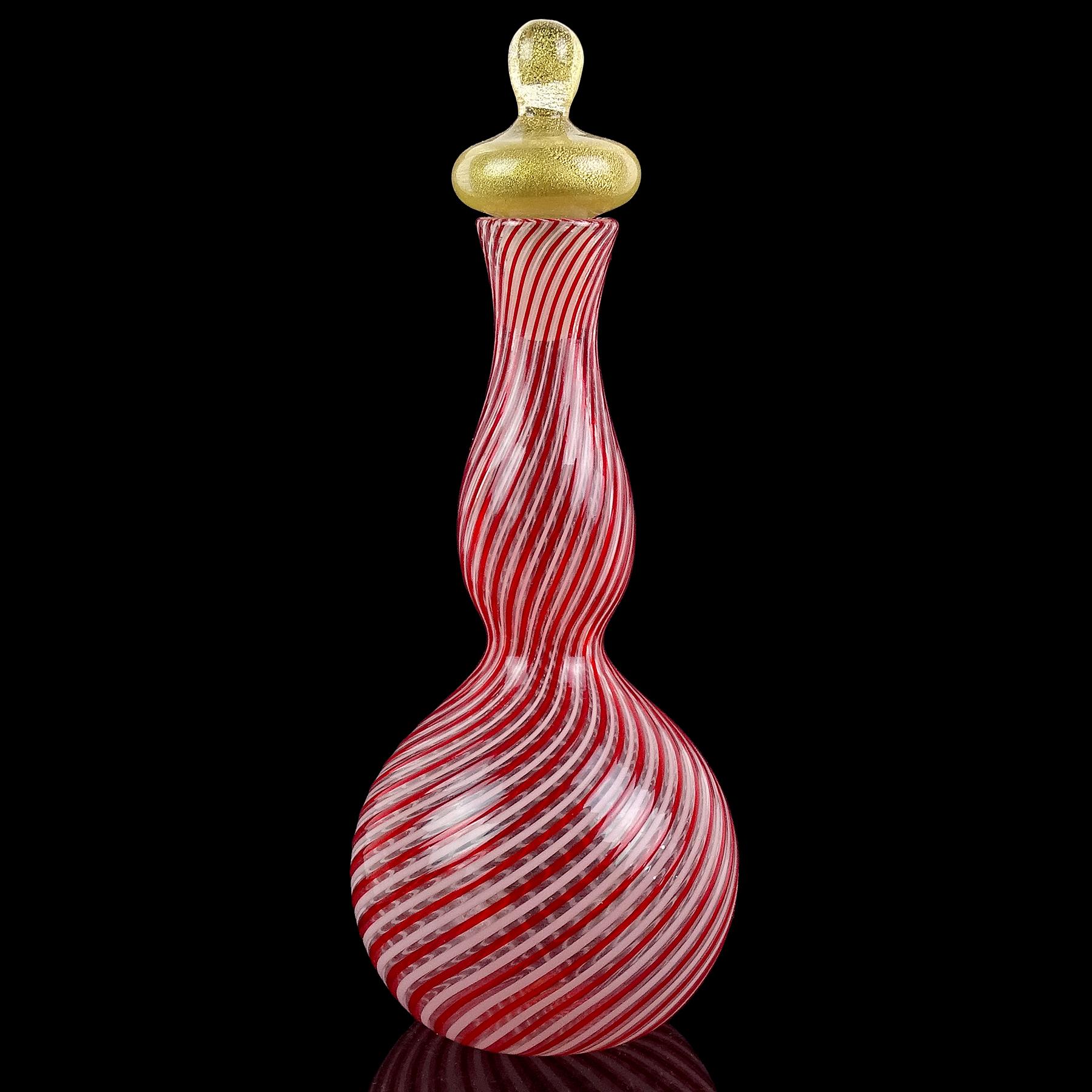Bellissimo decanter vintage di Murano soffiato a mano con nastri bianchi e rossi e macchie d'oro in vetro artistico italiano. Documentato al designer Dino Martens per Aureliano Toso. Un pezzo simile è riportato sul libro di Dino Martens, modello
