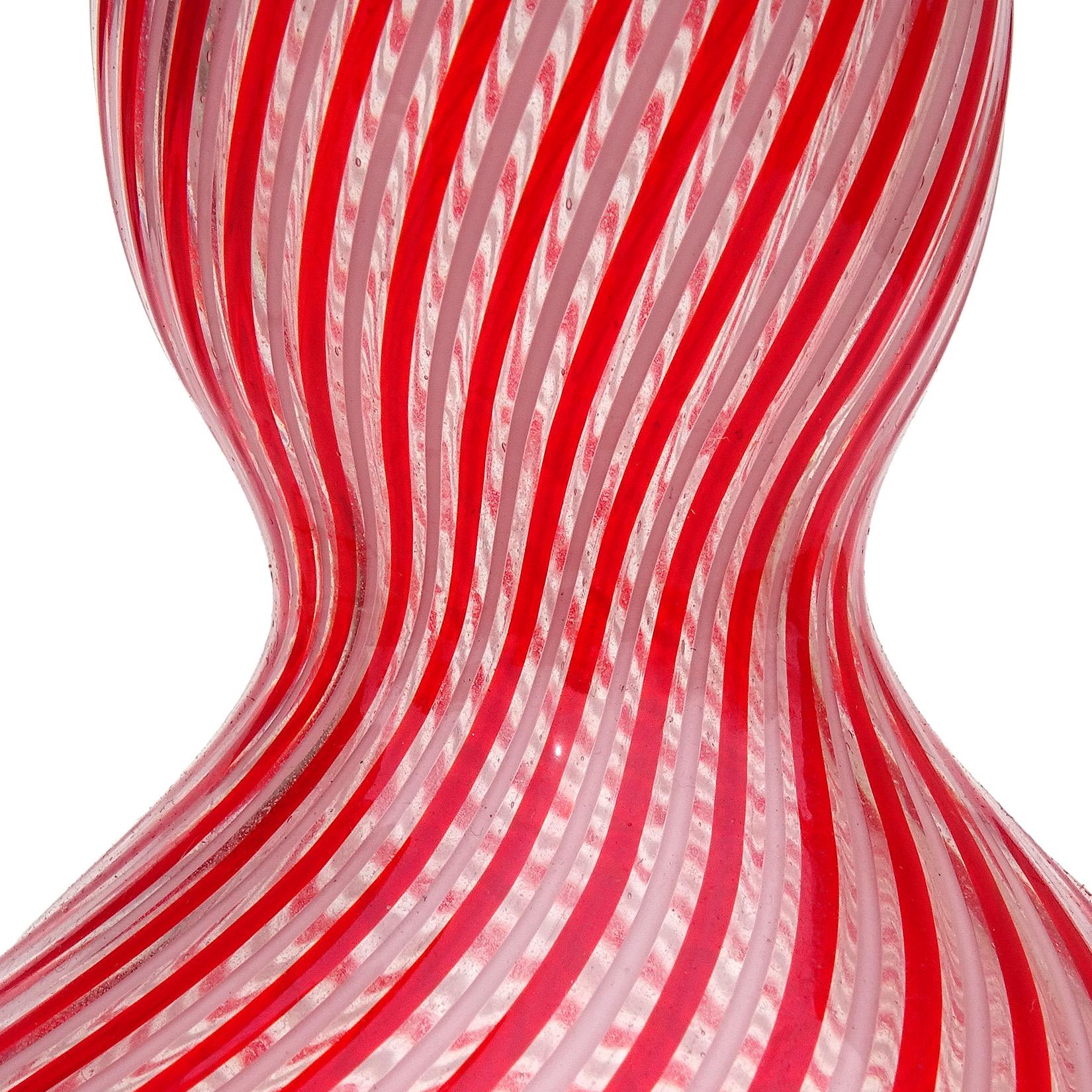 Dino Martens, decanter per bottiglia in vetro artistico di Murano, rosso, bianco e oro a scaglie In condizioni buone in vendita a Kissimmee, FL