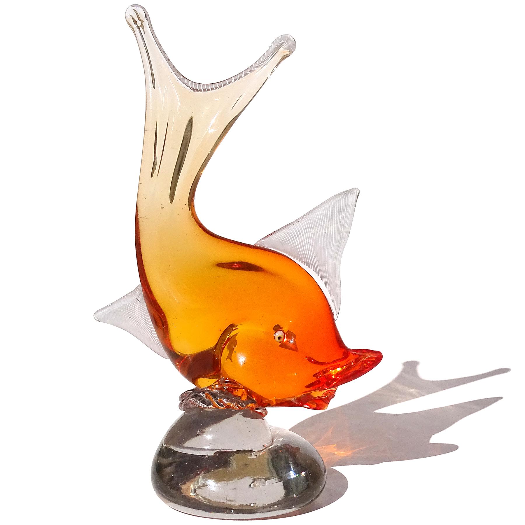 Magnifique sculpture vintage en verre d'art italien soufflé à la main Sommerso orange vif, poisson sur socle. Documenté au designer Dino Martens pour Aureliano Toso, vers les années 1950. Publié dans son livre (voir photo), le modèle 6180, et un