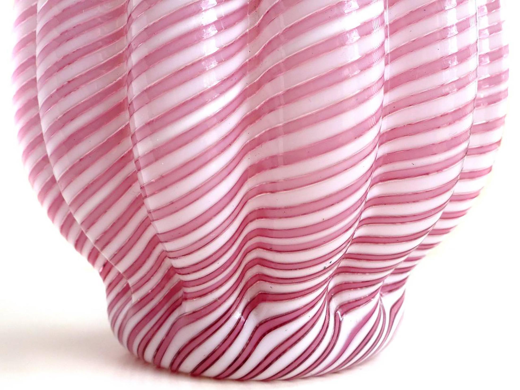 Dino Martens Vintage-Dekanter aus geripptem italienischem Muranoglas in Rosa und Weiß mit Bändern (Moderne der Mitte des Jahrhunderts) im Angebot
