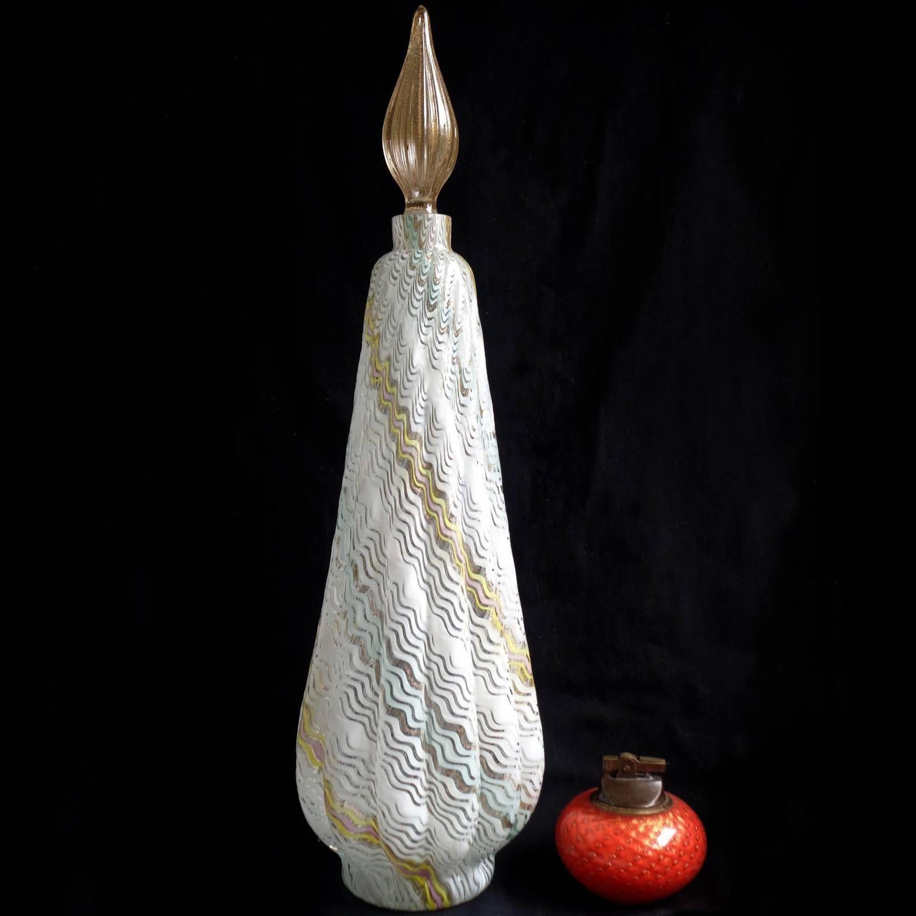 Bellissimo e raro decanter in vetro artistico italiano soffiato a mano di Murano, alto ben 20 pollici. Documentato al designer Dino Martens per Aureliano Toso. La bottiglia è realizzata con una decorazione a nastri alternati a Zig Zag chiamata 