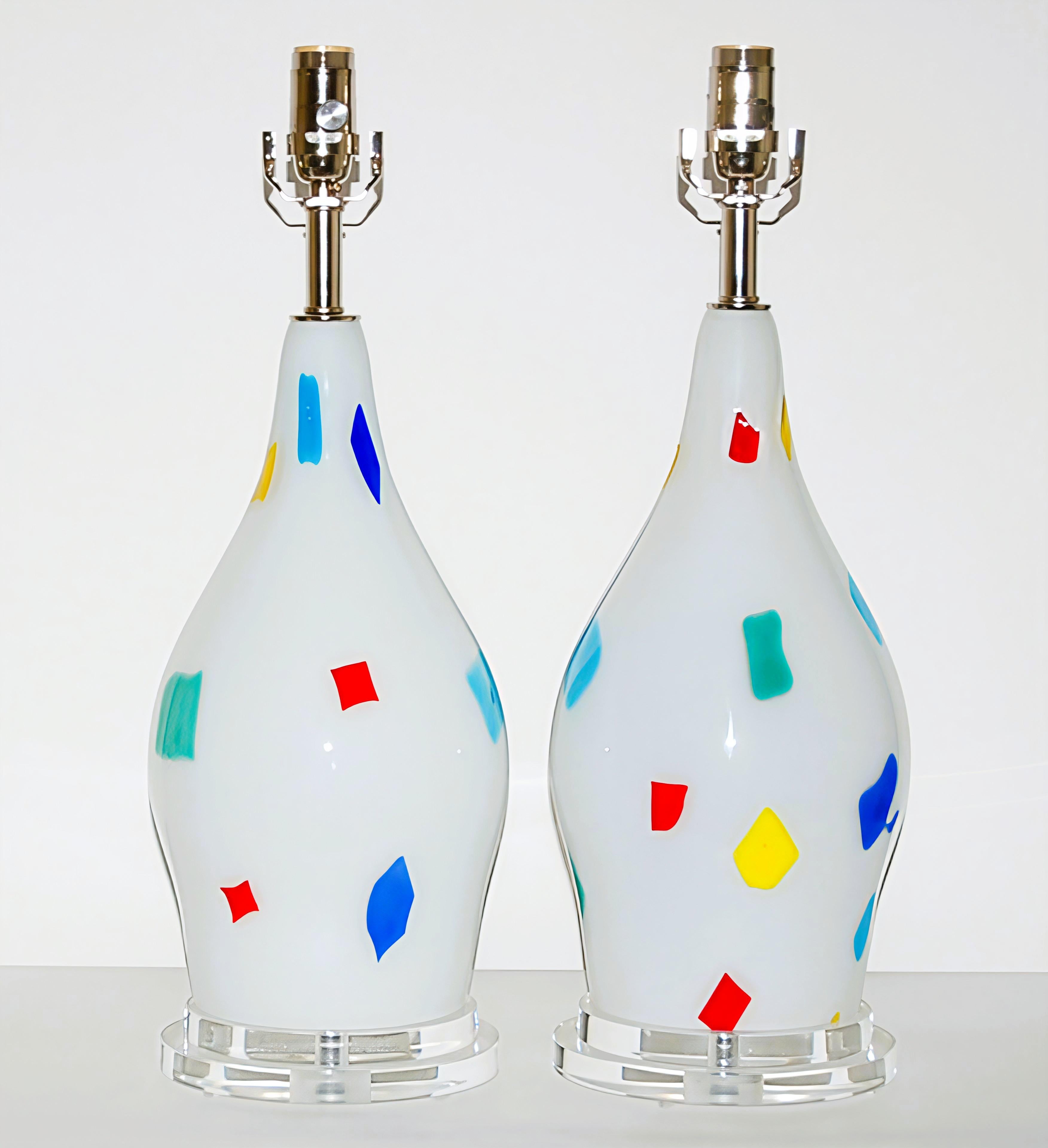 Paire très colorée de lampes vintage en verre patchwork par Dino Martens pour Aureliano Toso des années 1950. Magnifiques et rares, ces lampes colorées feront sensation dans votre espace !

Montées sur deux socles en Lucite avec de nouvelles