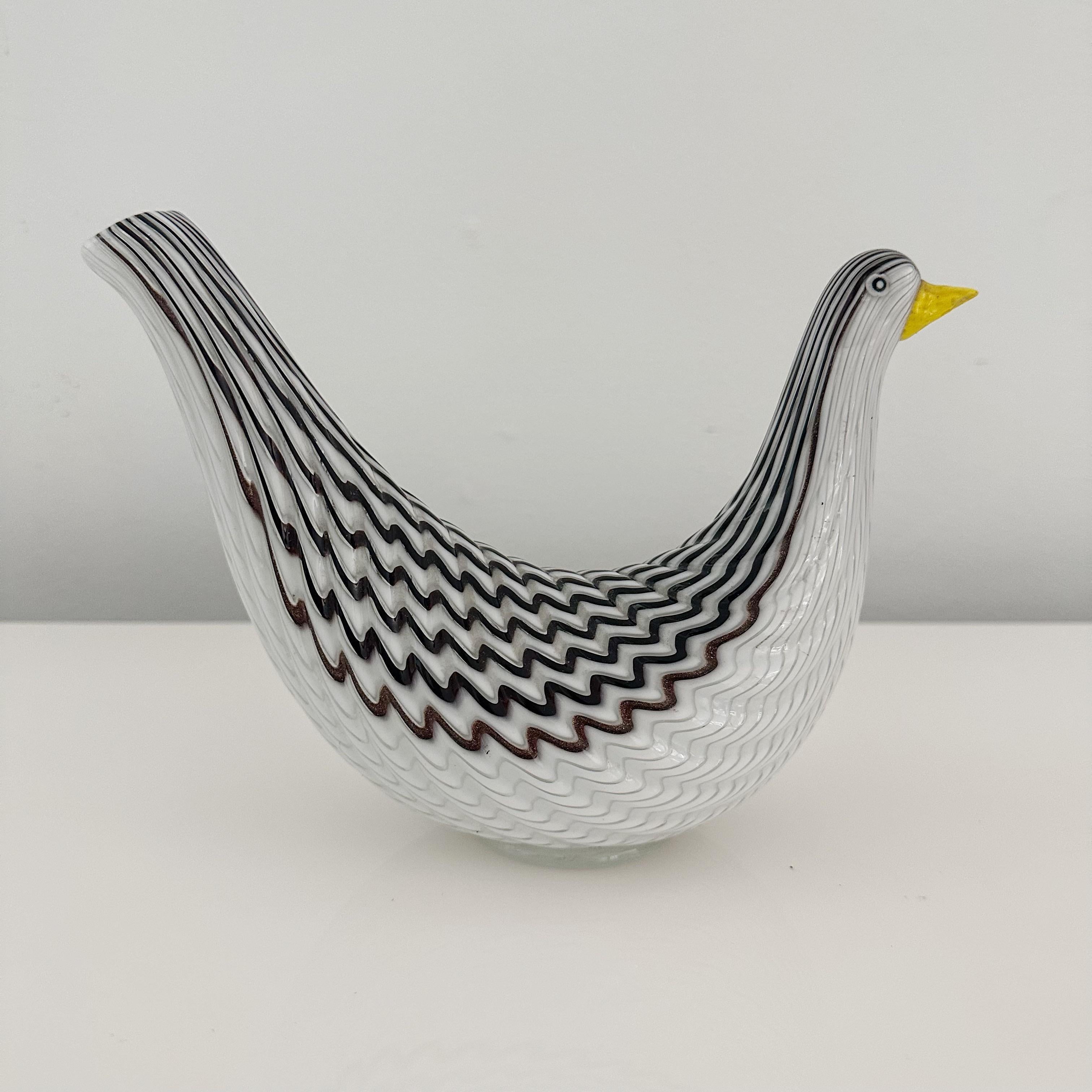 Mid-Century Modern Dino Martens Vase « Trina » avec oiseau en verre de Murano en vente