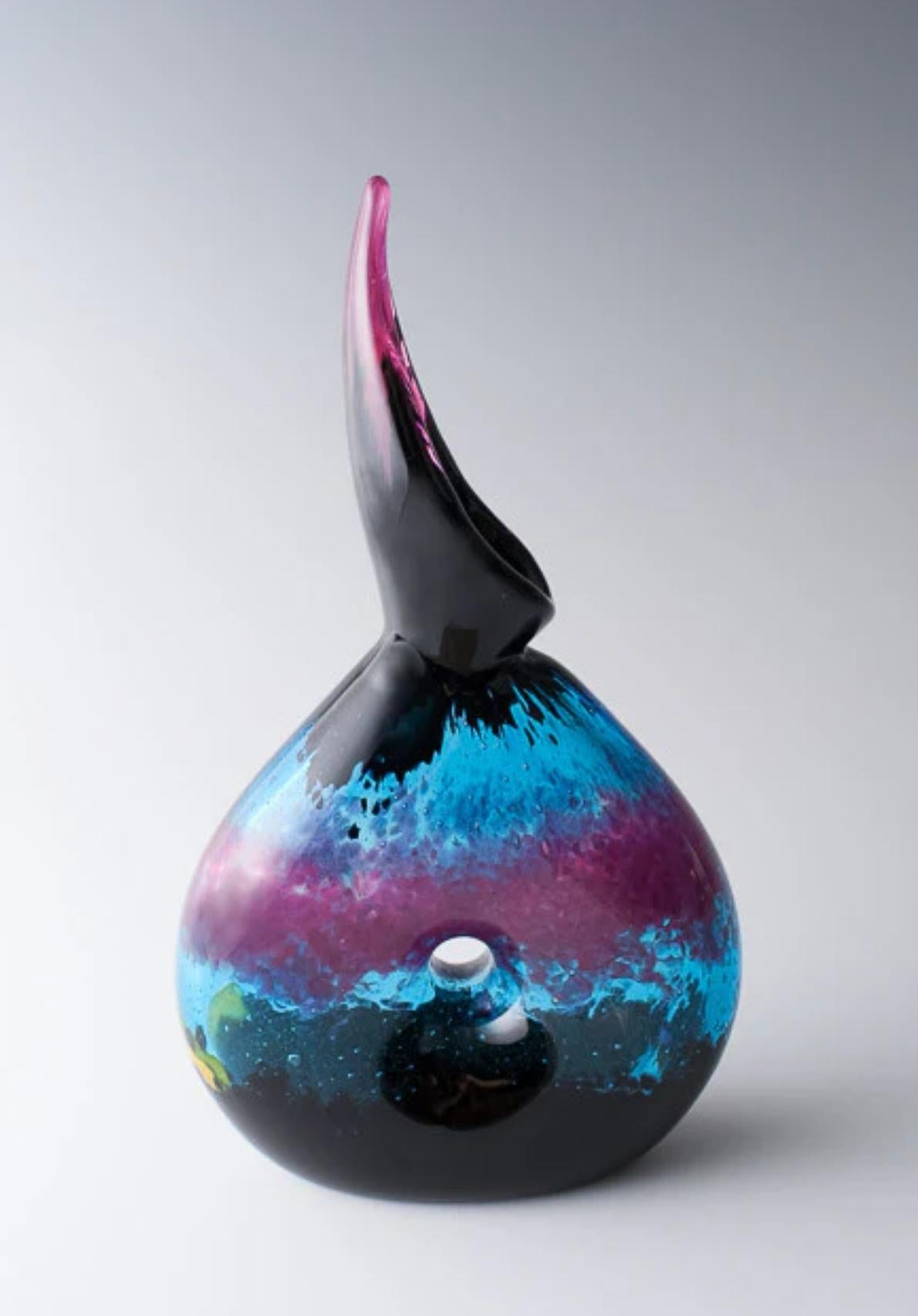 Dino Martens (1894-1970), vaso 'Eldorado pulcheria', 1953
vetro trasparente incamiciato con inclusioni di polvere in blu lampone, viola intenso, nero e giallo.
Eseguito da Aureliano Toso, Murano, Italia
36 cm (altezza) 

condizioni