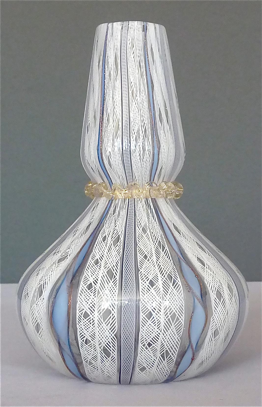 Wunderschöne handgefertigte und authentische Vase aus Kunstglas, entworfen von Dino Martens für Aureliano Toso, Murano Italien, um 1950. Erstaunlich ausgeführtes weißes Netz 