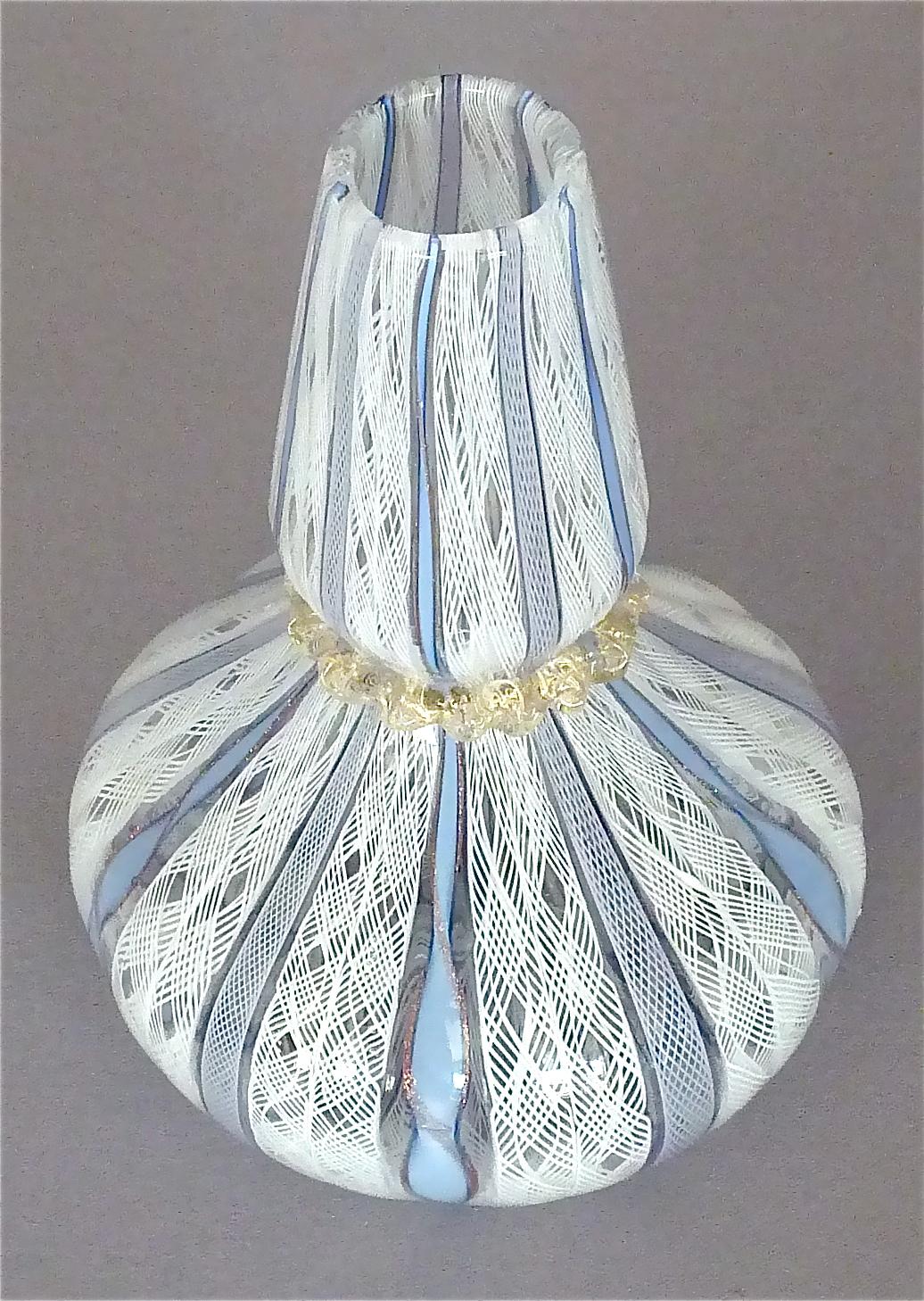 Vase aus weiß-blauem Muranoglas von Dino Martens für Aureliano Toso, Italien, 1950er Jahre (Moderne der Mitte des Jahrhunderts) im Angebot
