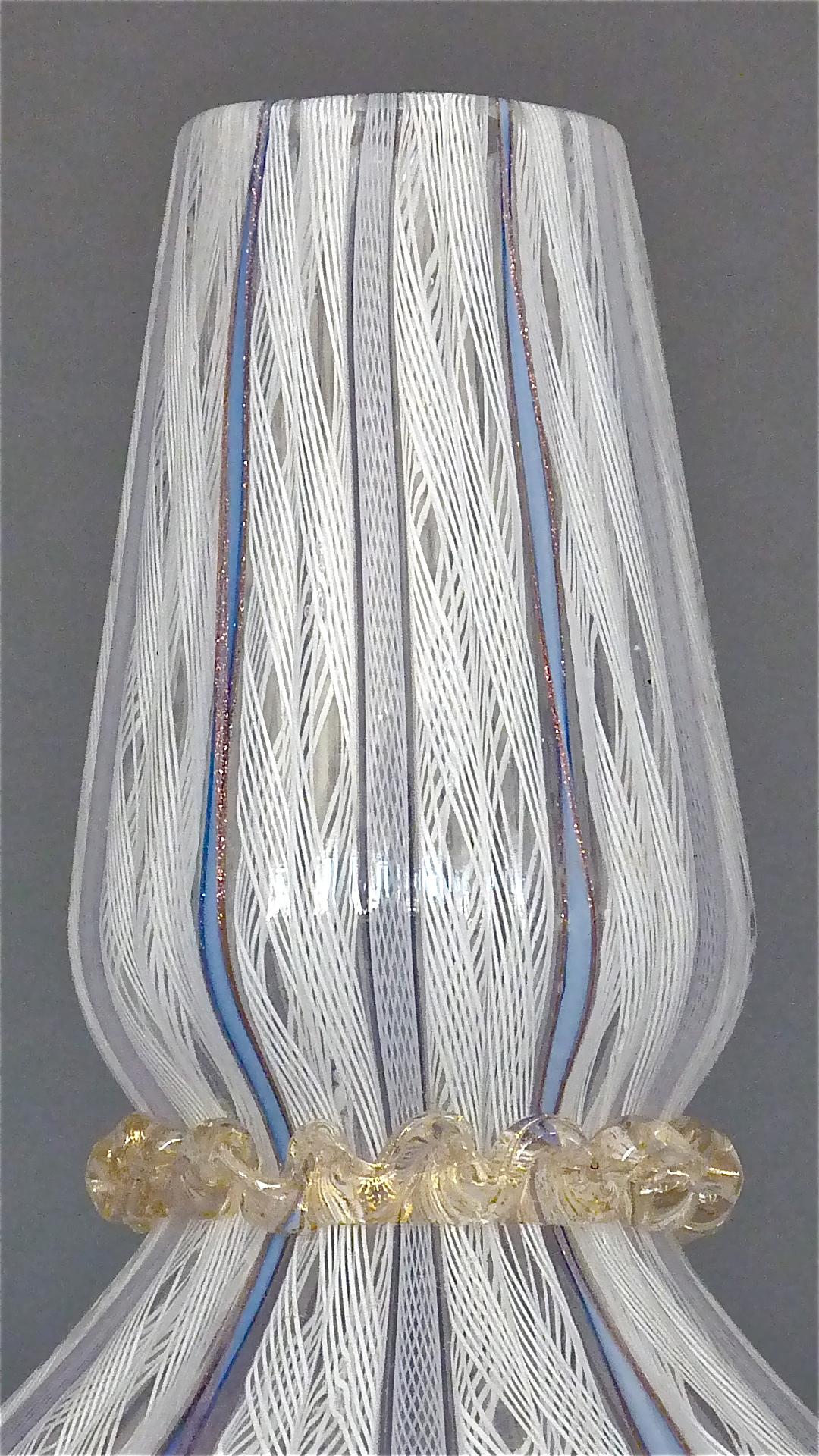 Vase aus weiß-blauem Muranoglas von Dino Martens für Aureliano Toso, Italien, 1950er Jahre im Zustand „Gut“ im Angebot in Nierstein am Rhein, DE