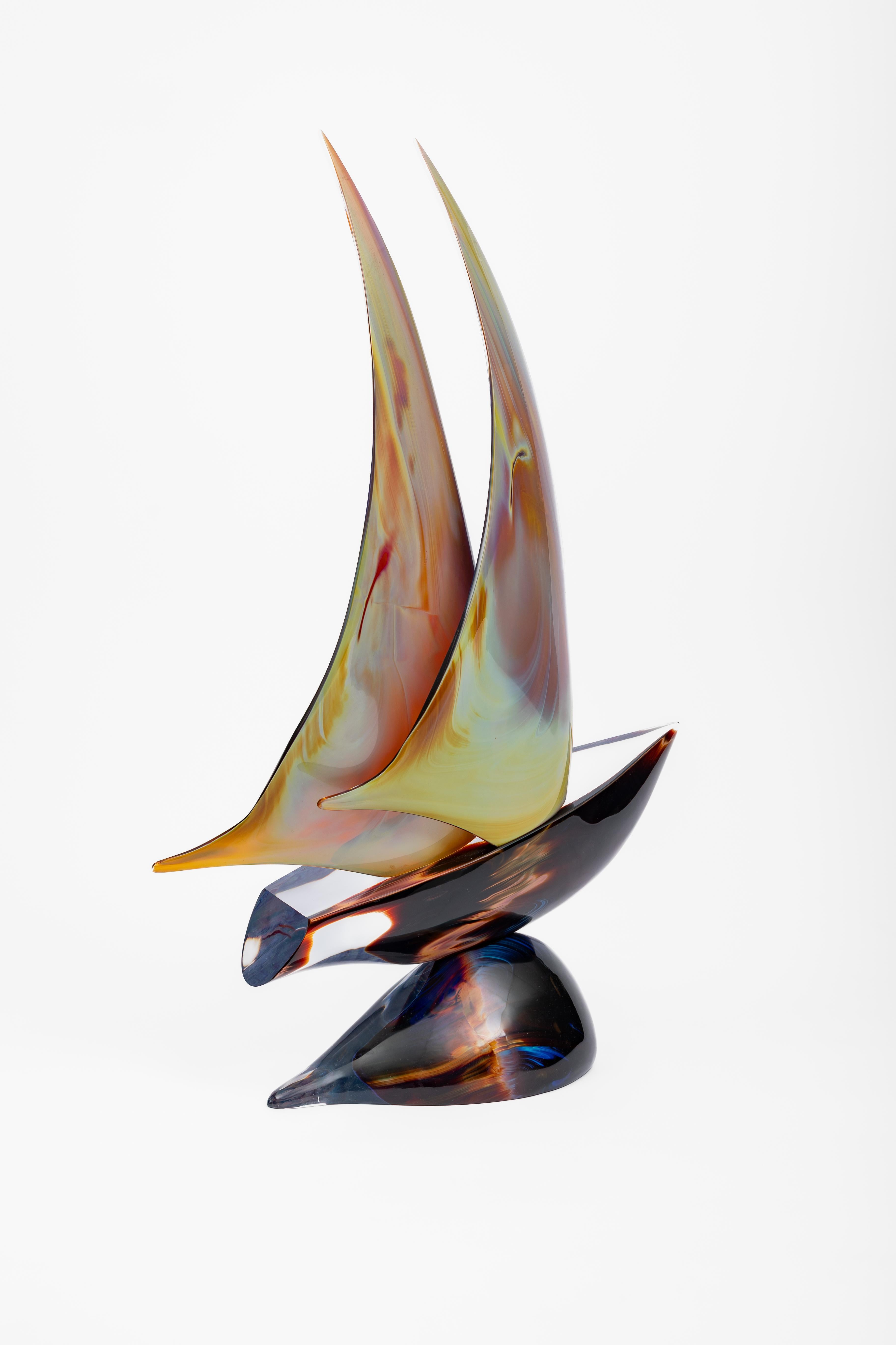 XX secolo Dino Rosin: Murano sailboat, calcedonia glass sculpture in vendita