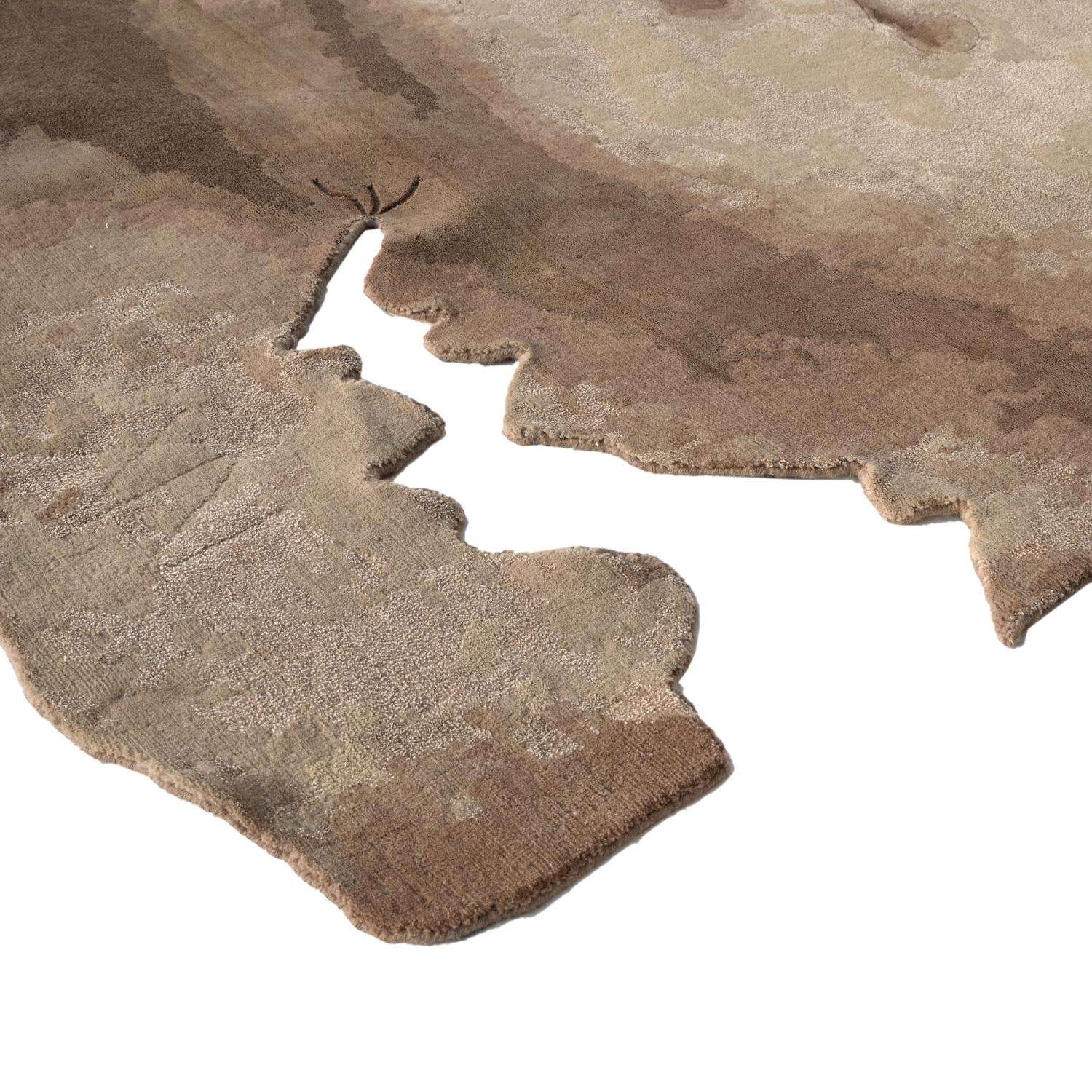 Fragment III, Dinodo Studio en collaboration avec Dominik Scharfer, est une pièce captivante de la collection Preliminary Aftershocks. Inspirée par les ruines évocatrices de la Rome antique, cette œuvre d'art en édition limitée mêle magistralement